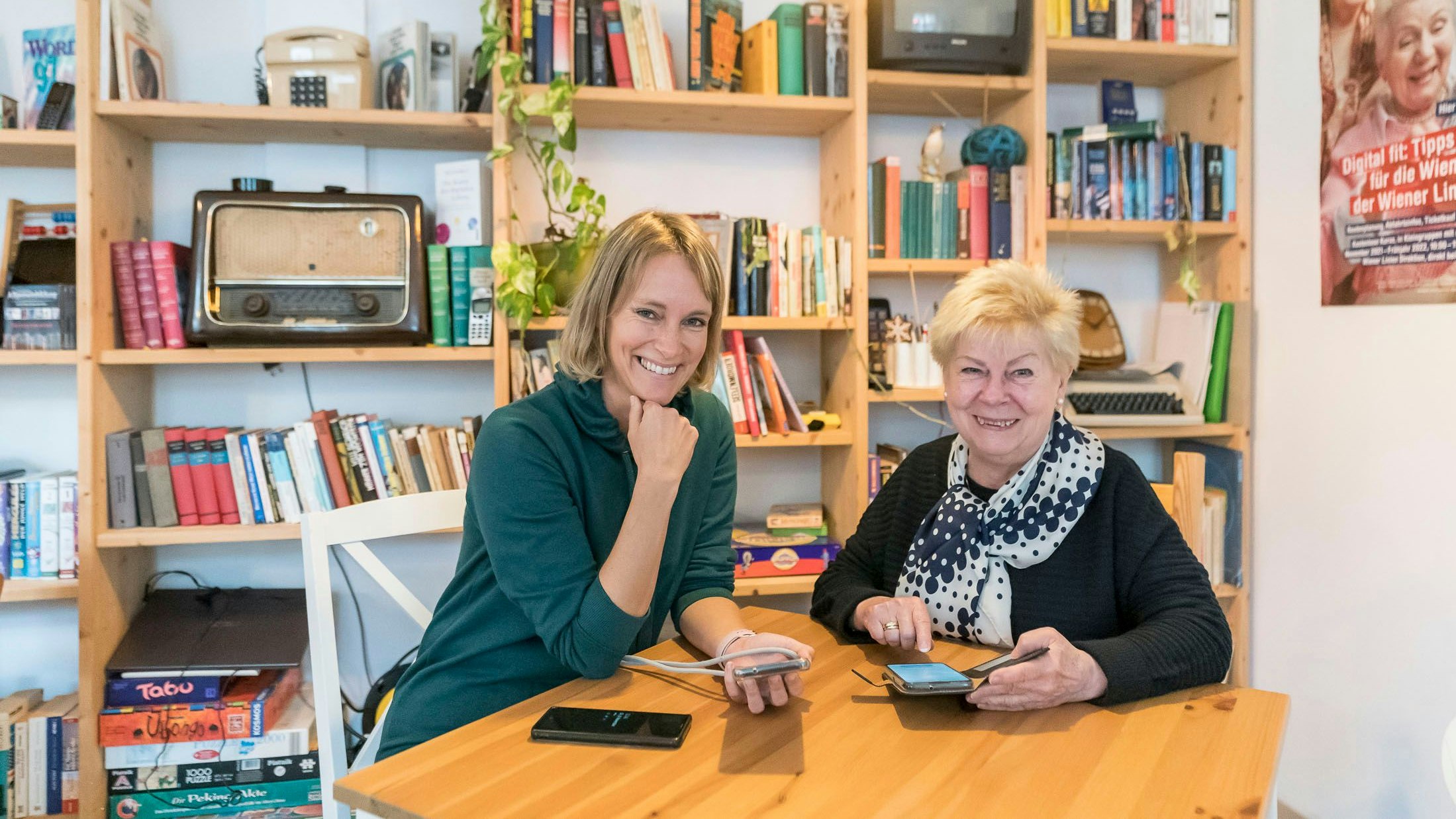 computerkurse für senioren, qualitätszeit in der gumpendorferstraße, daniela weinholtz und luise steinkellner geben kurse, 20221108 foto: helmut graf/tageszeitung heute