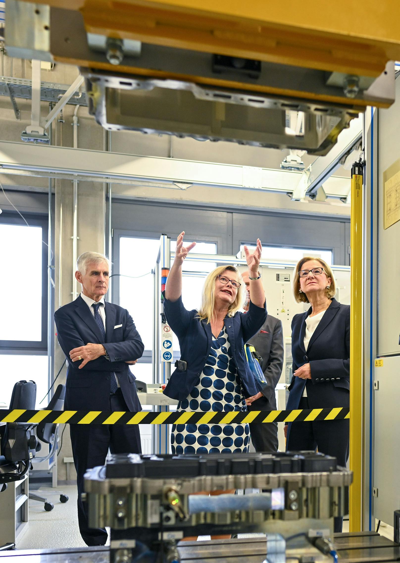 Landeshauptfrau Johanna Mikl-Leitner bei der Besichtigung der BMW-Brennstoffzellenfertigung mit Claudia Stephan, Leiterin Technologieentwicklung bei BMW.