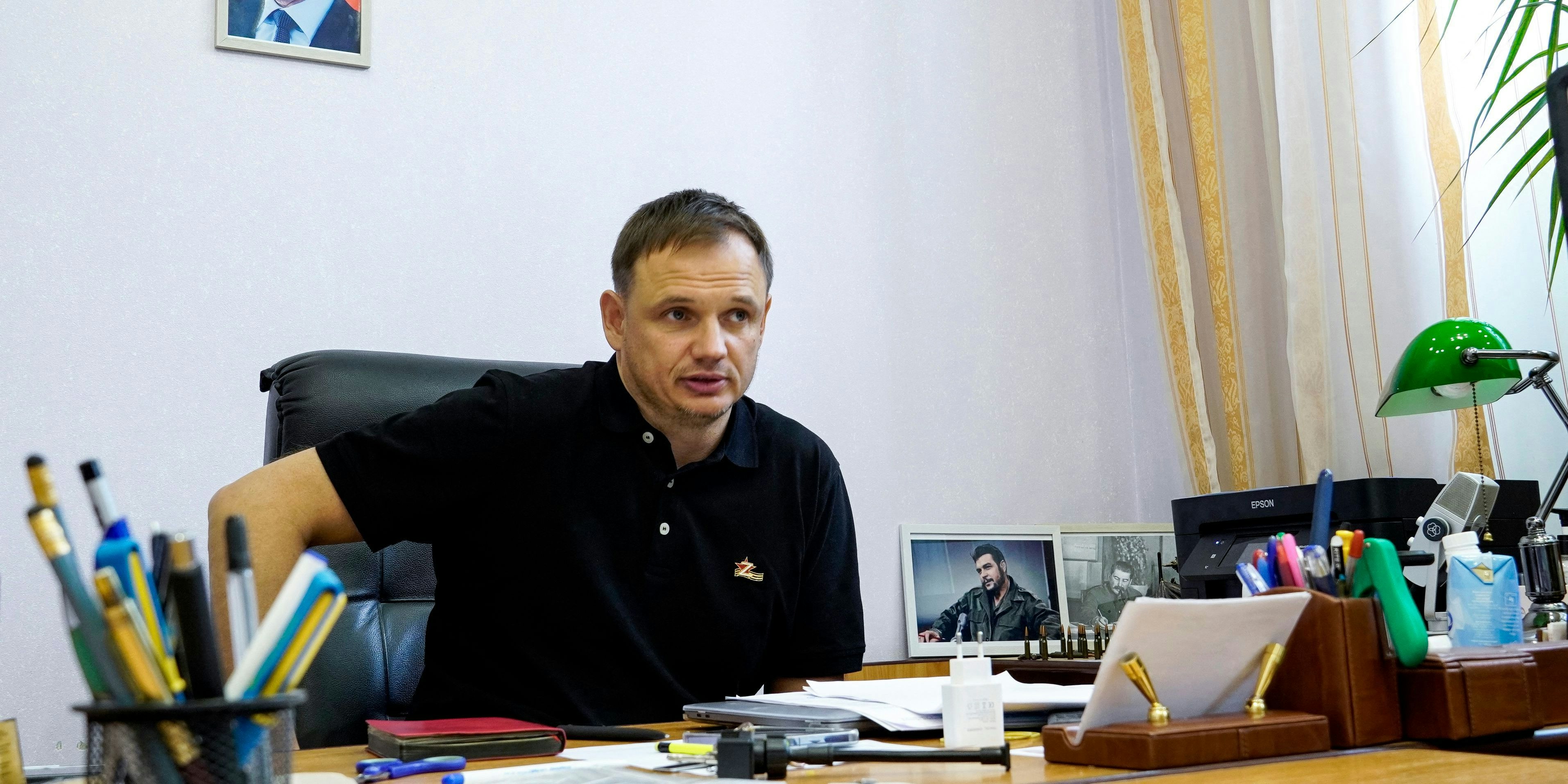 Download von www.picturedesk.com am 09.11.2022 (14:48).  Kirill Stremousov, deputy head of the Russian-backed Kherson administration, is pictured in his office, with a portrait of Russian President Vladimir Putin seen on the wall behind him, in the city of Kherson on July 20, 2022, amid the ongoing Russian military action in Ukraine. (Photo by STRINGER / AFP) - 20220720_PD3078 - Rechteinfo: Rights Managed (RM) Nur für redaktionelle Nutzung! Werbliche Nutzung erfordert Freigabe: bitte schicken Sie uns eine Anfrage.