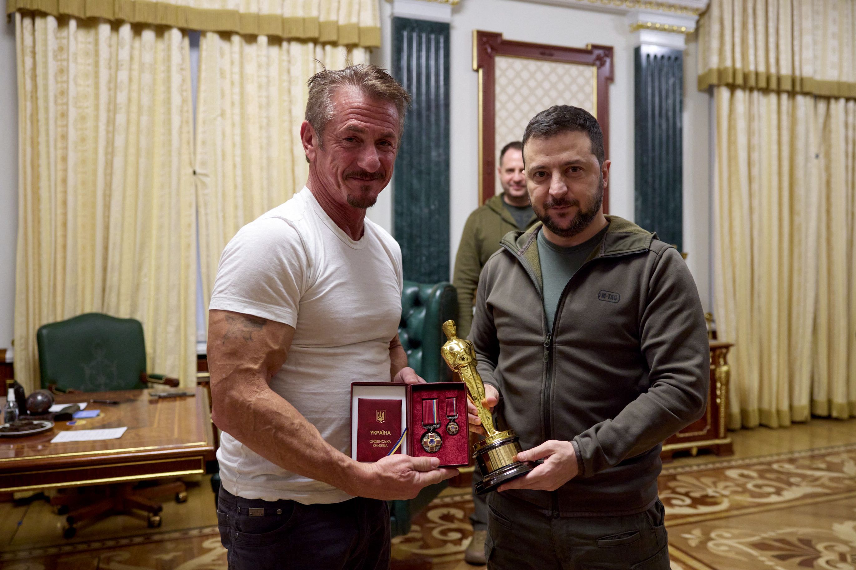Sean Penn reiste in die Ukraine und überreichte Wolodimir Selenski einen seiner Oscars. 
