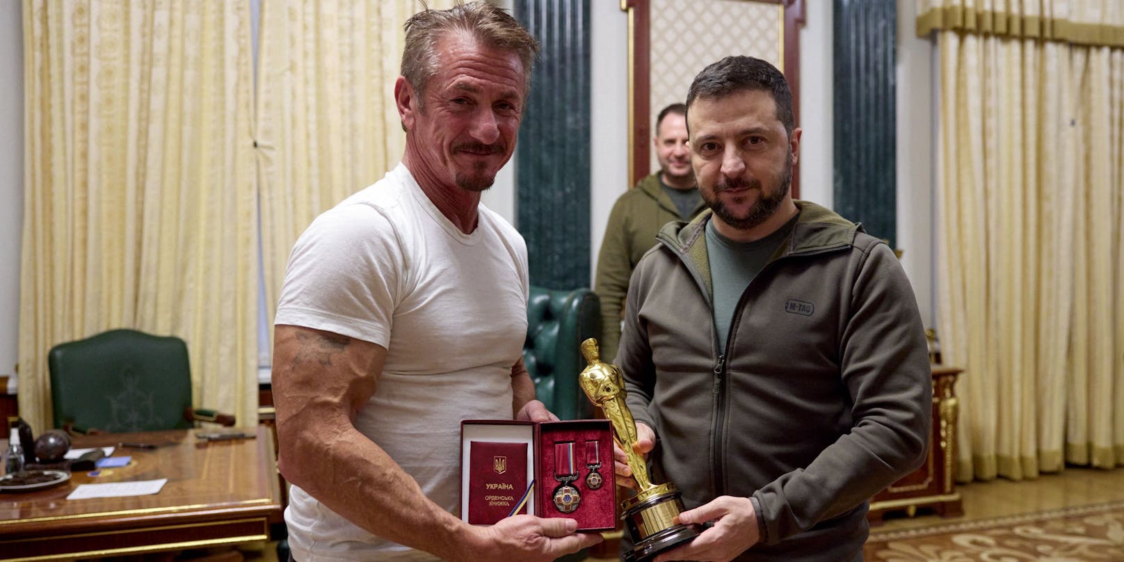 Sean Penn reiste in die Ukraine und überreichte Wolodimir Selenski einen seiner Oscars. 