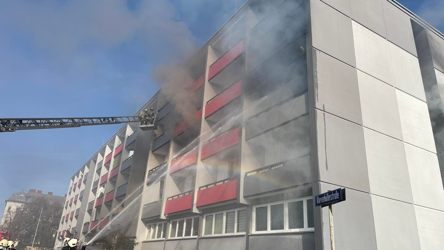 In Klagenfurt stand am Mittwoch eine Wohnung in Vollbrand, eine Person kam ums Leben. Insgesamt sind 31 Wohnungen unbewohnbar. 