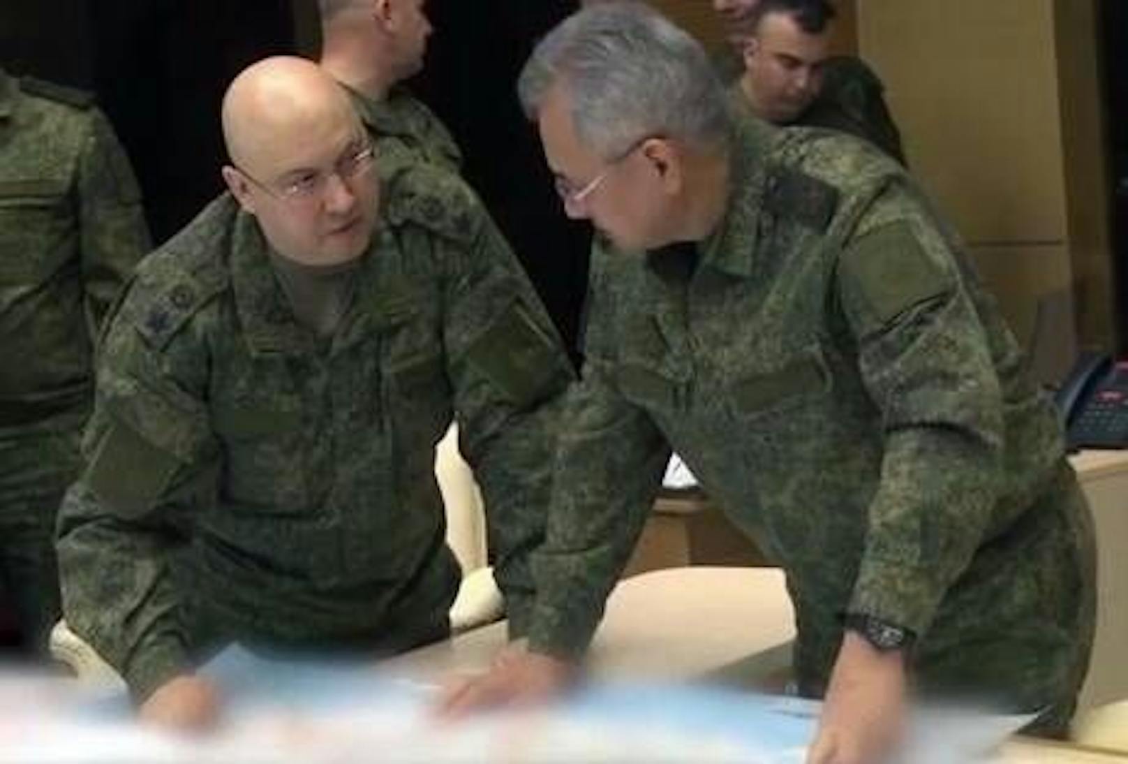 Düstere Mienen beim Besuch des russischen Verteidigungsministers Sergej Schoigu (r.) beim Oberkommando des Ukraine-Feldzugs.