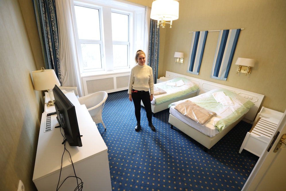 Als stellvertretende Einrichtungsleiterin kümmert sich Miriam Mayr um die Betreuung der Geflüchteten. 350 Menschen können im Hotel de France unterkommen.