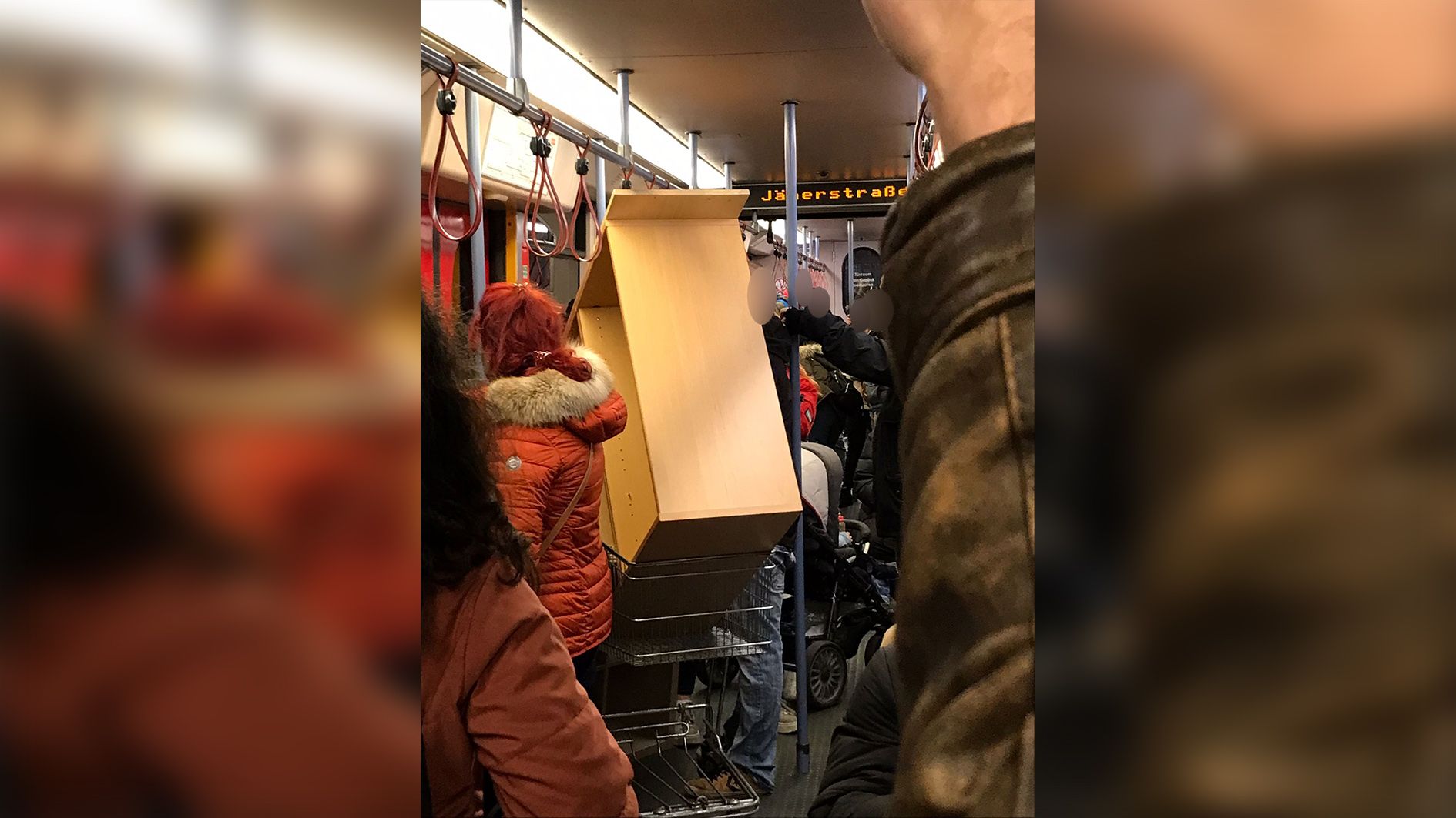 Der Wiener erregte in der U-Bahn besonders viel Aufmerksamkeit.