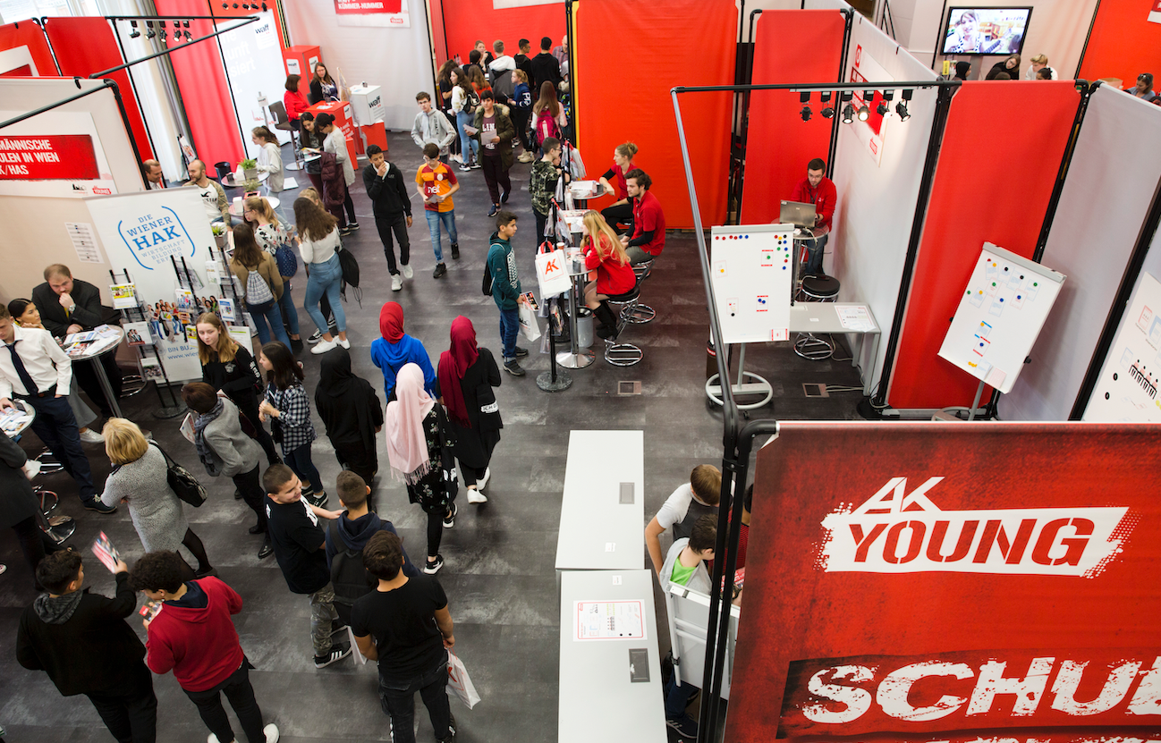 Auf der Messe erfahren Jugendliche mehr über berufliche Möglichkeiten und ihre persönlichen Stärken und Präferenzen. Hier ein Bild der Messe von 2018.