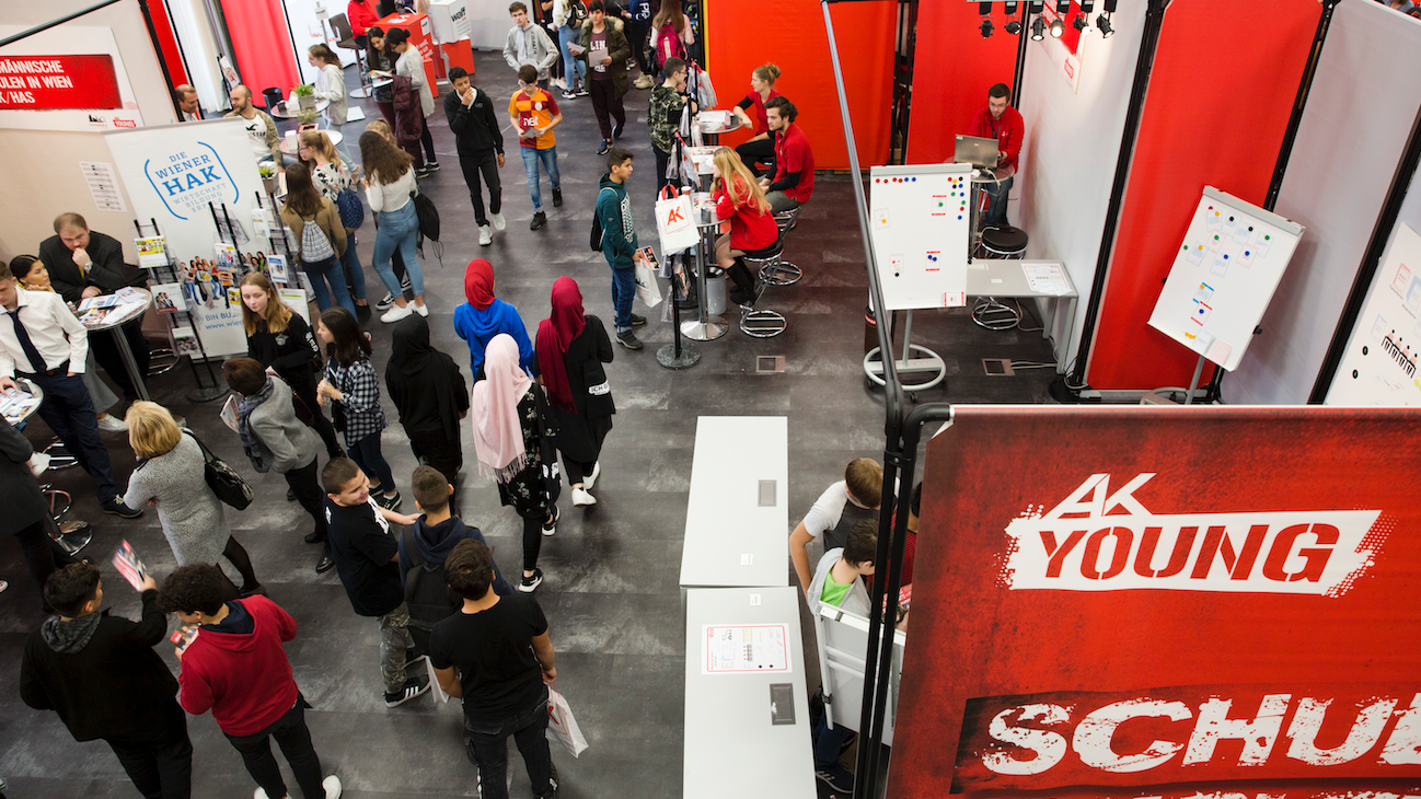 Vielleicht ist eine Arbeit ls Auto-Mechaniker ein Traum? Auf der Messe erfahren Jugendliche mehr über Möglichkeiten und ihre persönlichen Stärken und Präferenzen.