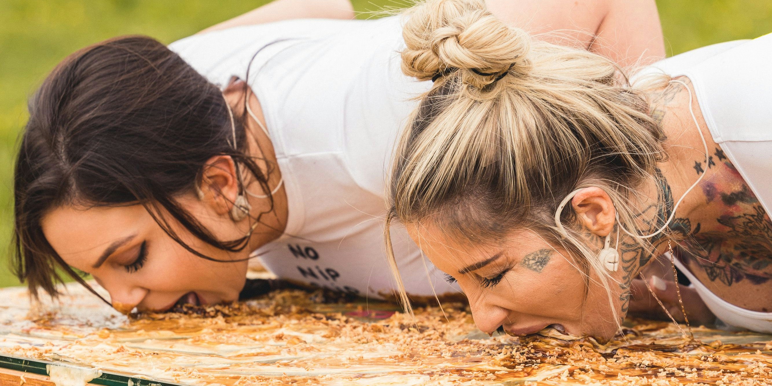 Tara und Cat schlecken den Tisch ab.