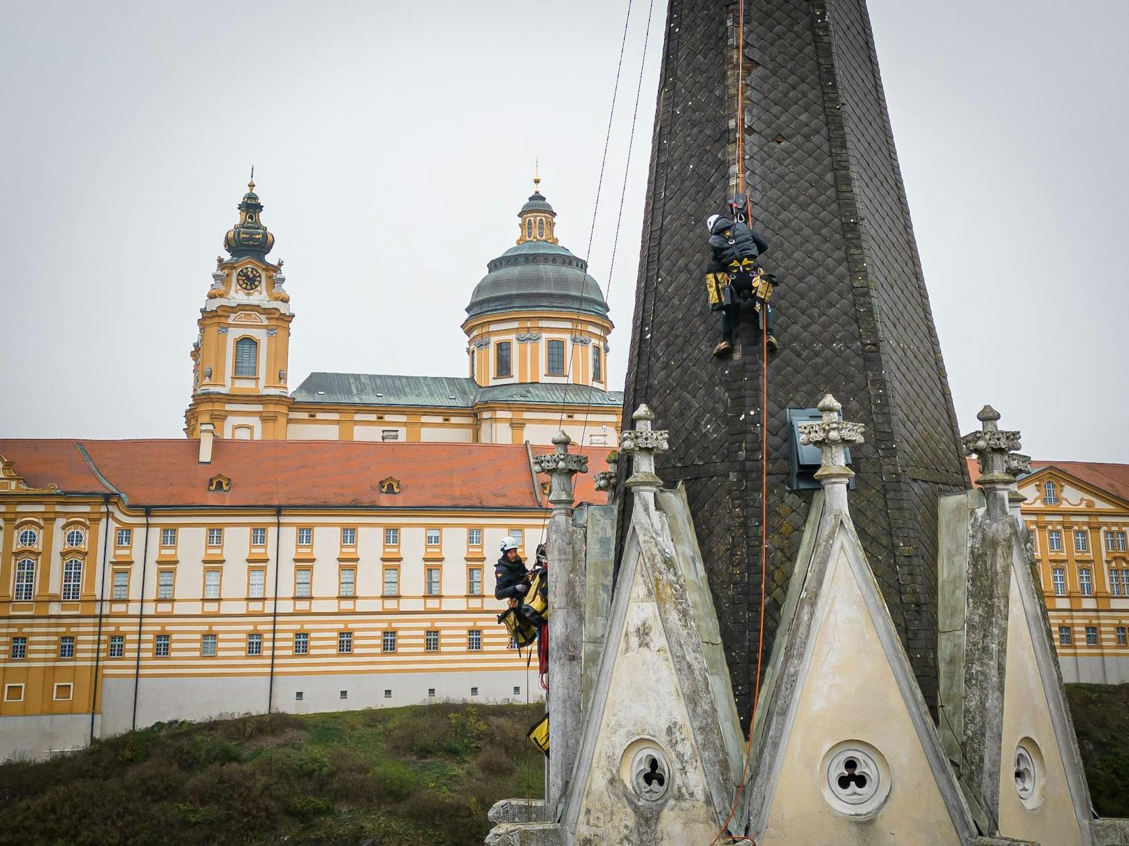 Die Firma Zambelli repariert derzeit das Dach des Pfarr-Kirchturms in Melk.