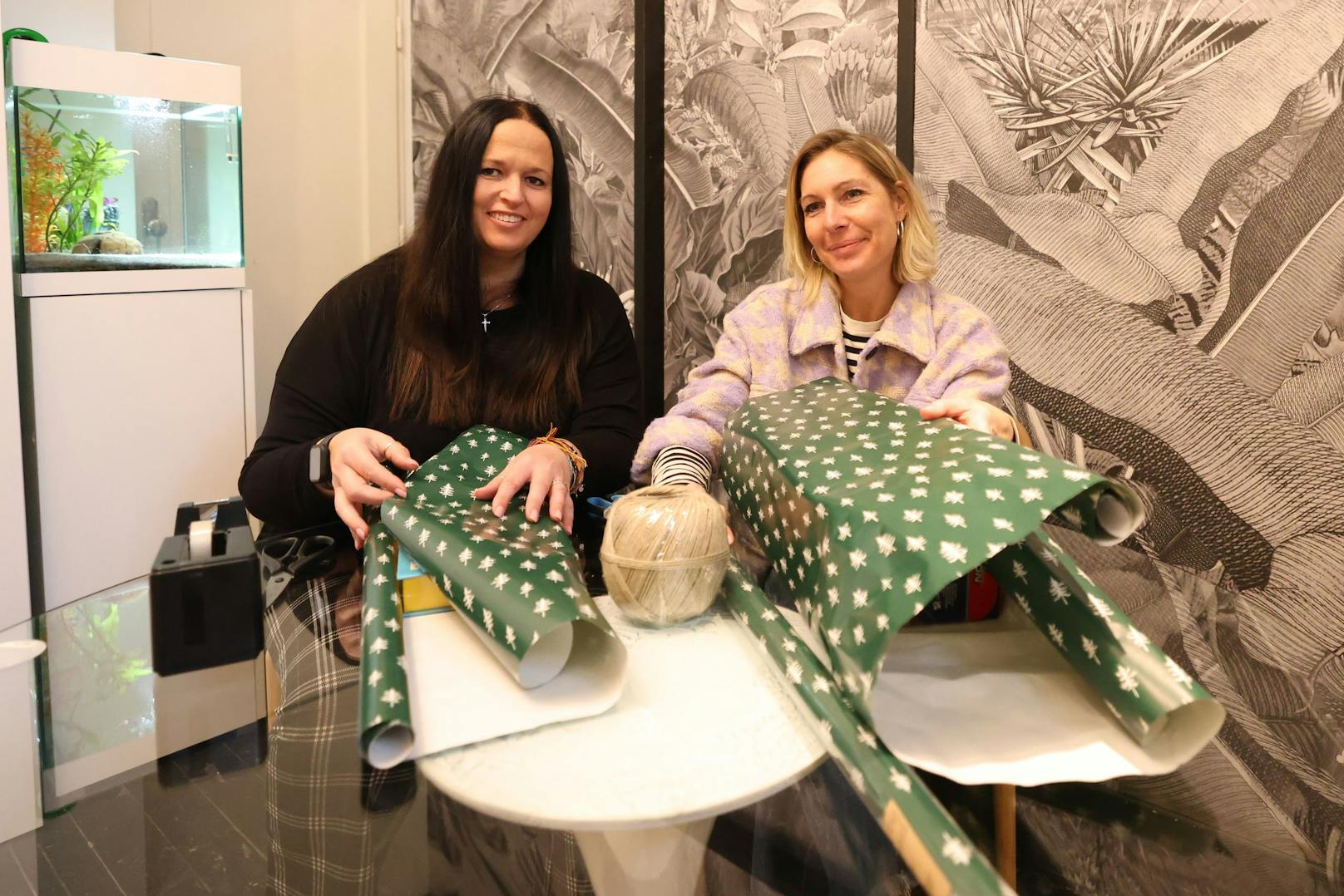 Jedem Kind zumindest einen Weihnachtswunsch zu erfüllen ist das Ziel von Nicole Hausner (links) und ihrer Schwägerin Ulrike.&nbsp;