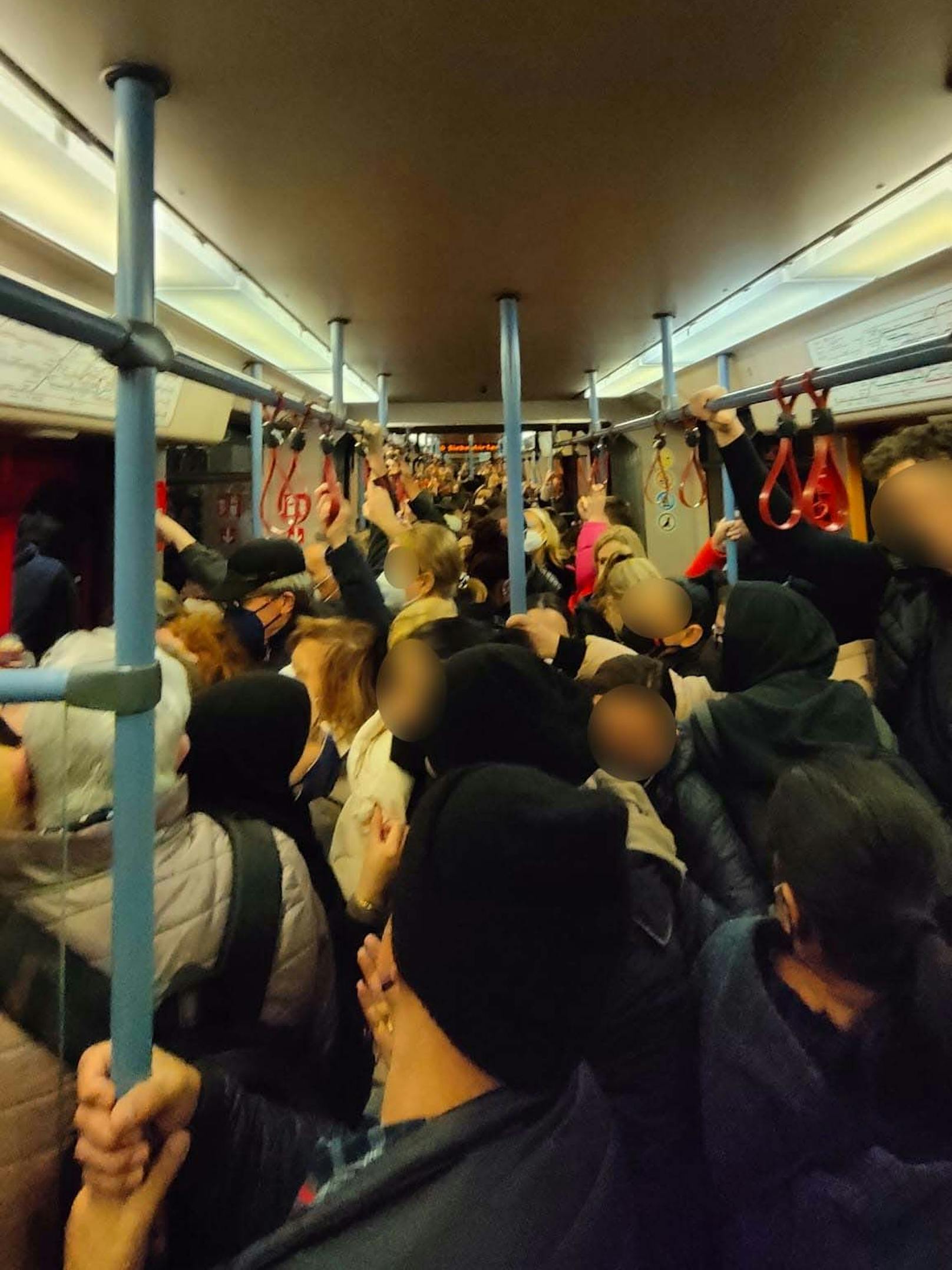 Hunderte Menschen warten am Westbahnhof auf die U6