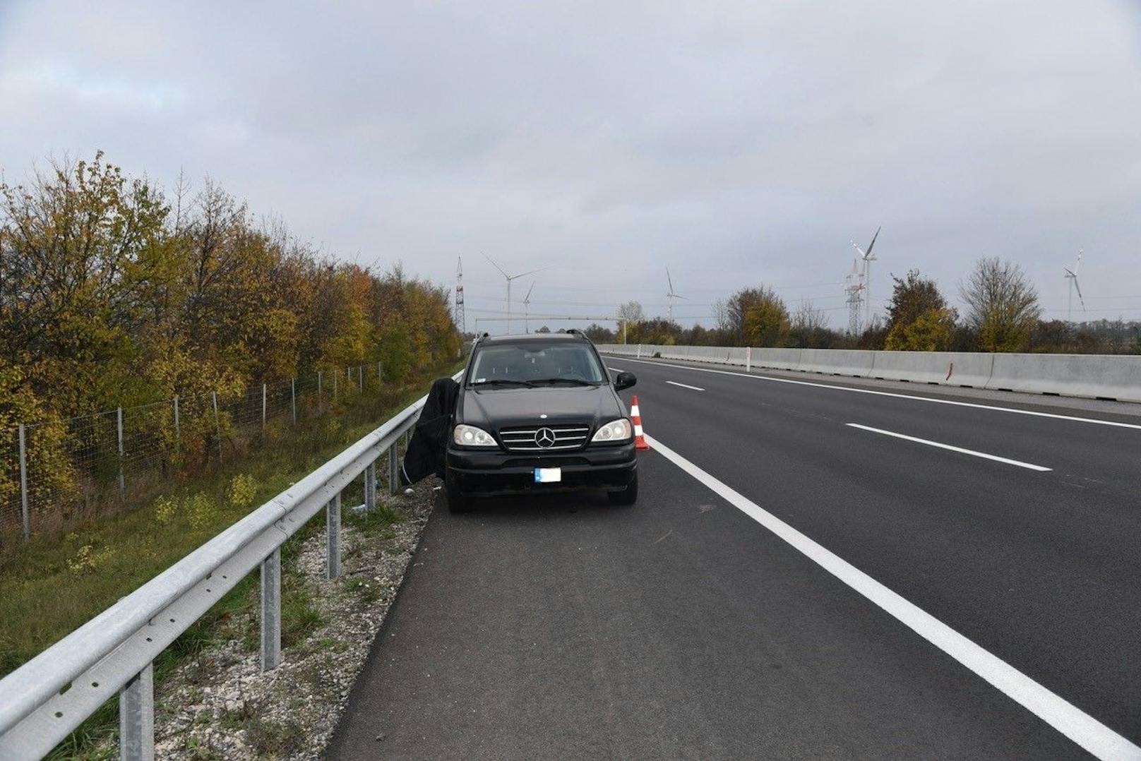 Ein mutmaßlicher Schlepper blieb nach einer Auto-Panne auf der A3 liegen. Als die Polizei vorbeikam, flog alles auf – Festnahme. (9. November 2022)