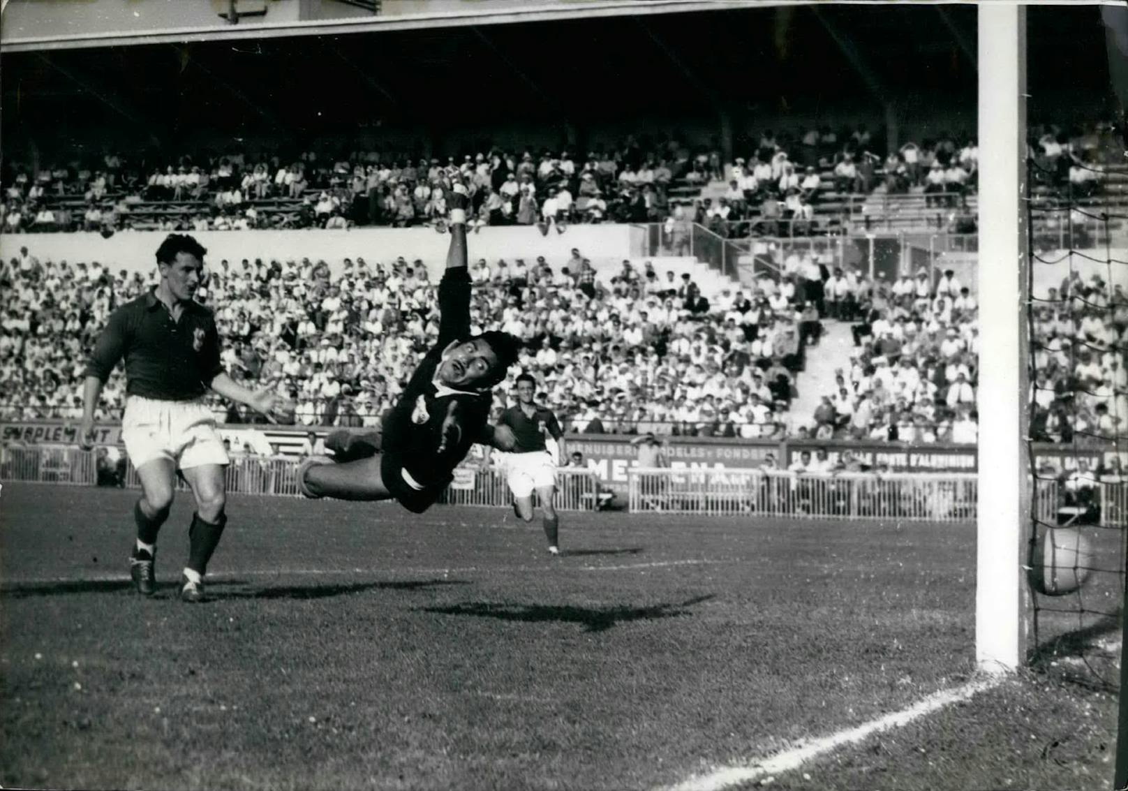Die meisten Gegentore kassierte Mexikos Antonio Carbajal. Von 1950 bis 1966 griff er in elf Spielen 25 Mal hinter die Linie.