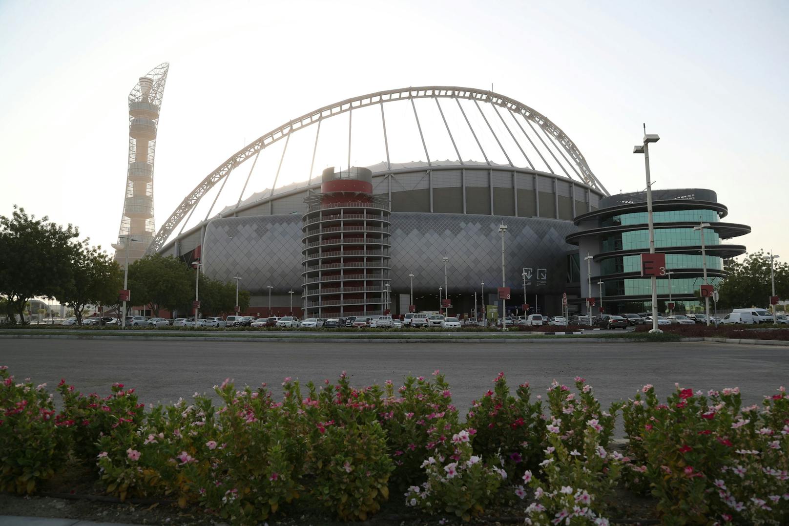 Das Stadion Khalifa International steht seit 1976, wurde aber für die WM renoviert. Die Bögen des "alten" Ovals blieben dabei erhalten, die Fassade ist neu.