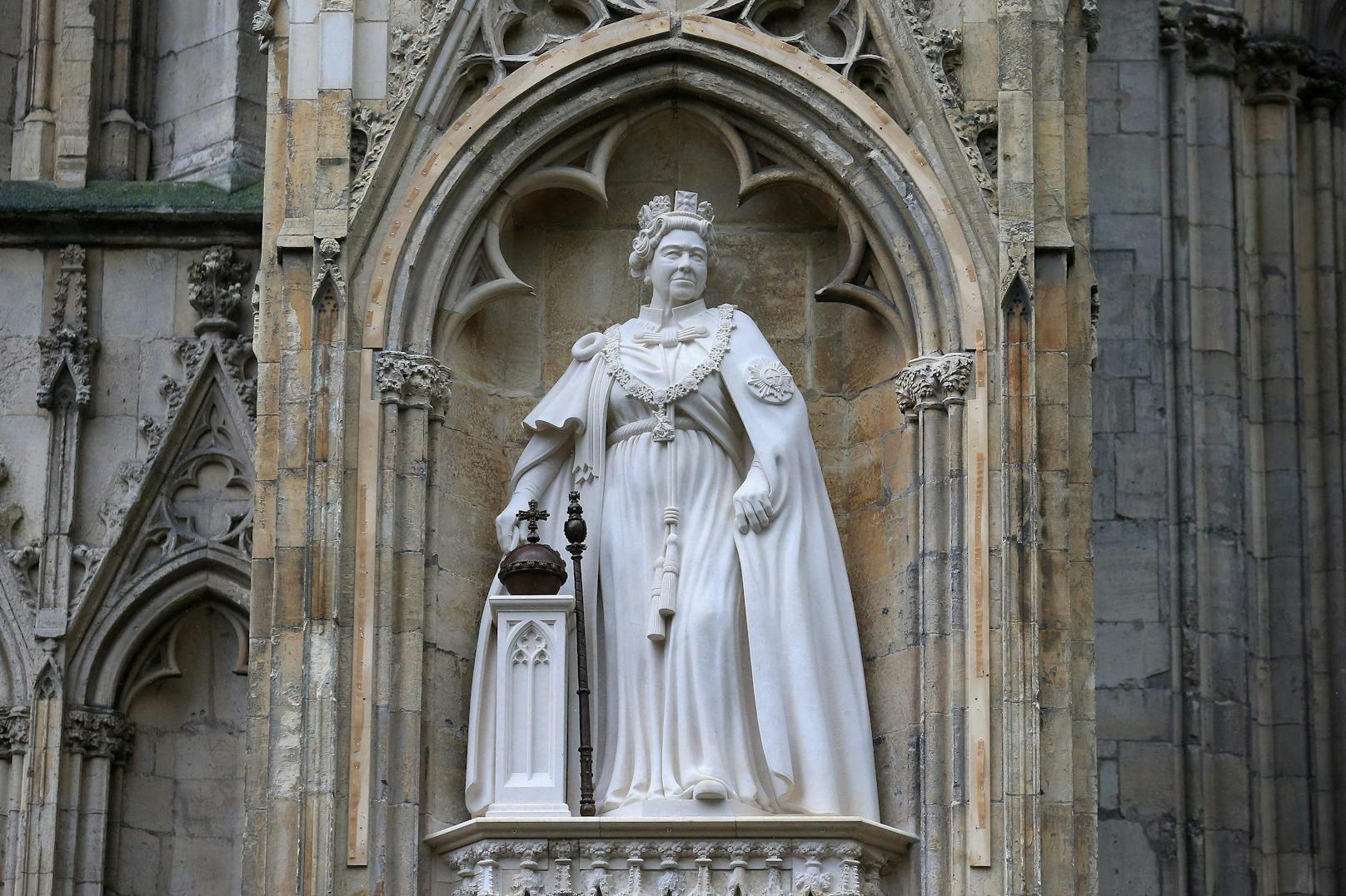 Queen Elizabeth II. als Statue in York.