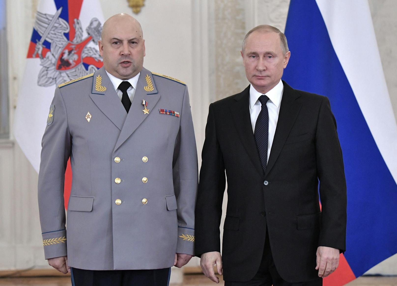 Sergej Surowikin und Russen-Präsident Putin im Jahr 2017 bei einer Ordensverleihung (Archivbild).