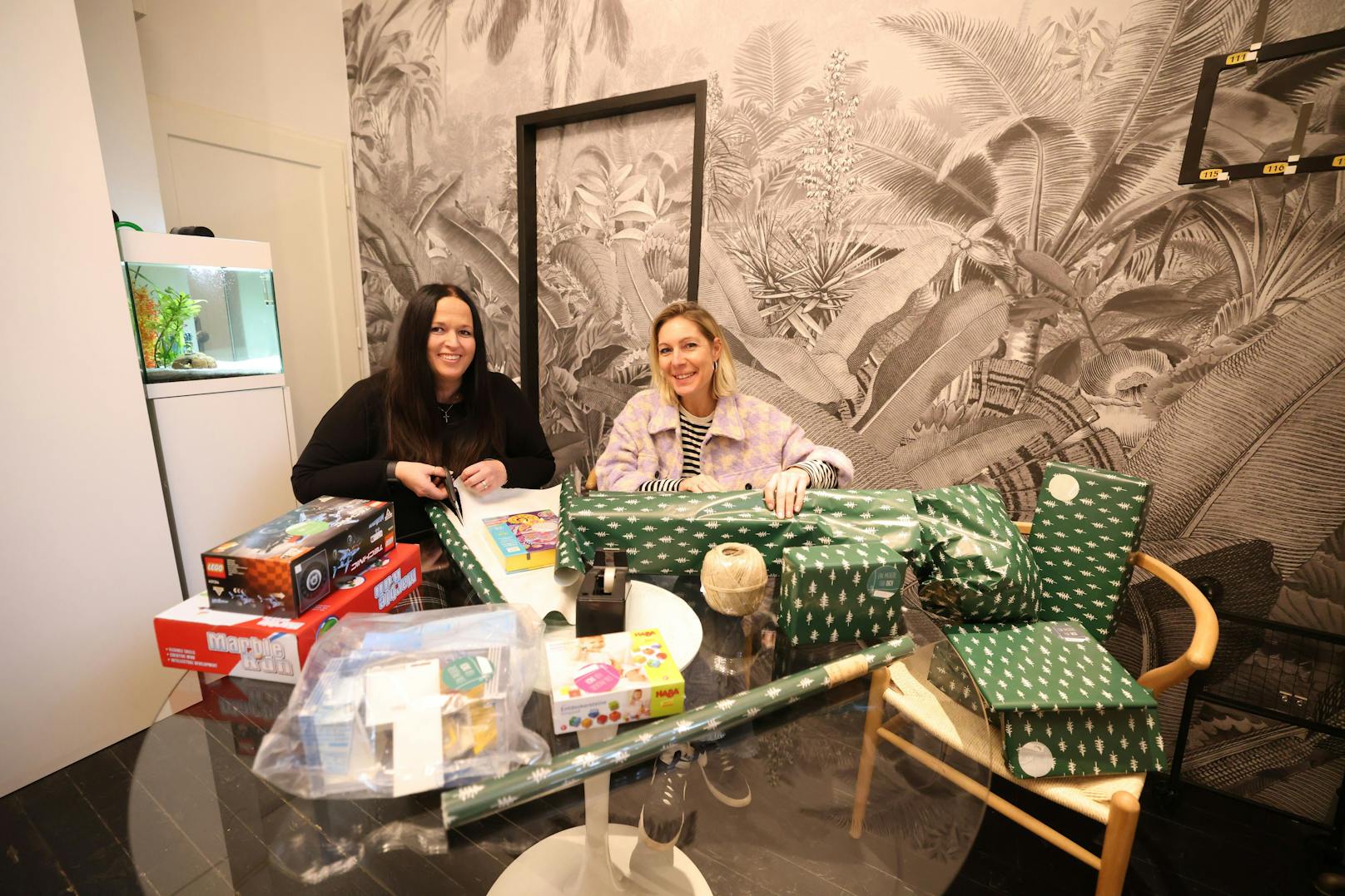 Gründerin Nicole Hausner und ihre Schwägerin Ulrike packen alle Geschenke ein. 