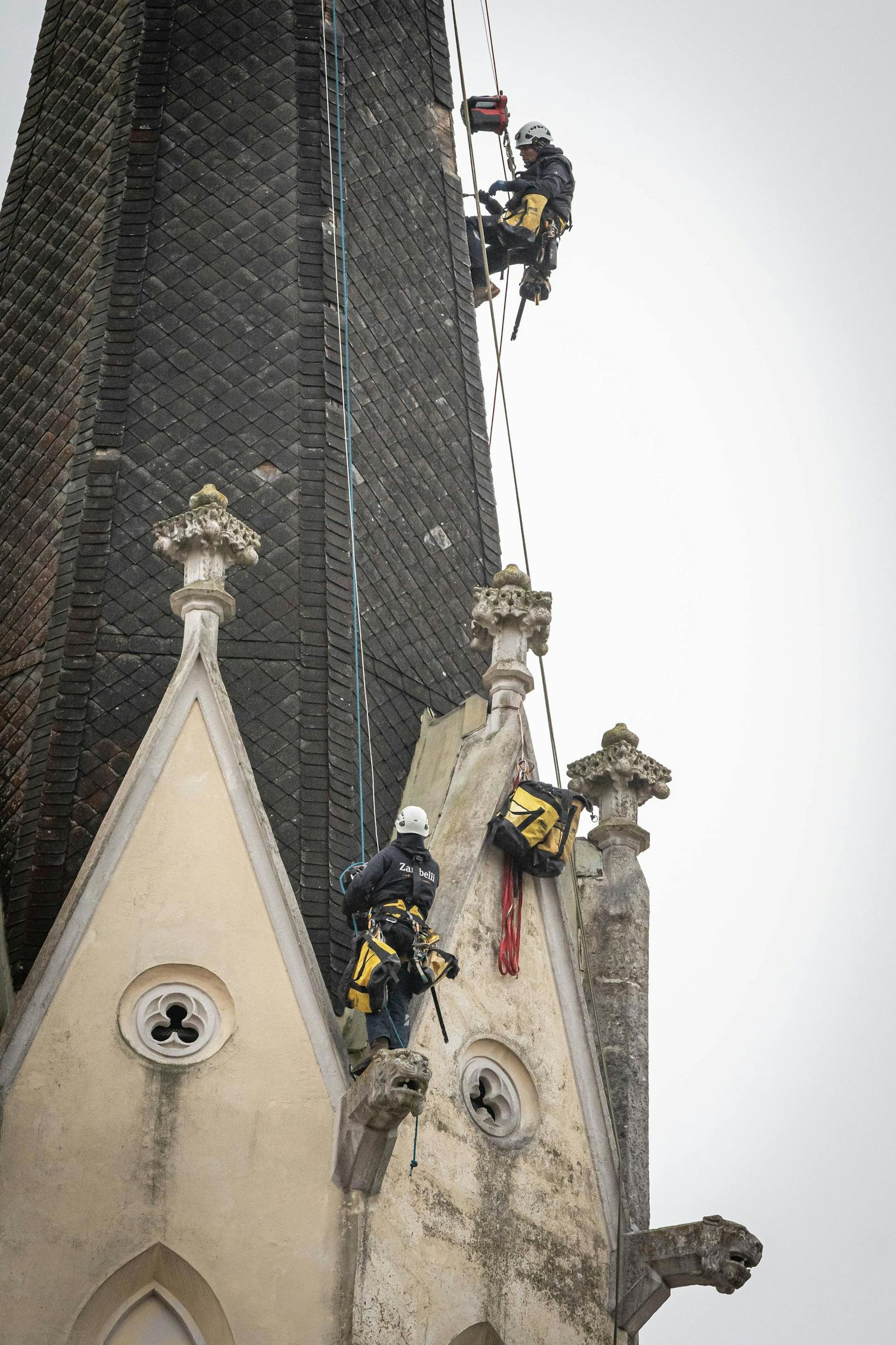 Die Firma Zambelli repariert derzeit das Dach des Pfarr-Kirchturms in Melk.