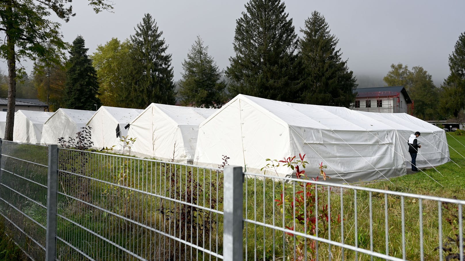 Die umstrittenen Zelte für Asylwerber in Tirol und Oberösterreich sollen abgebaut werden.
