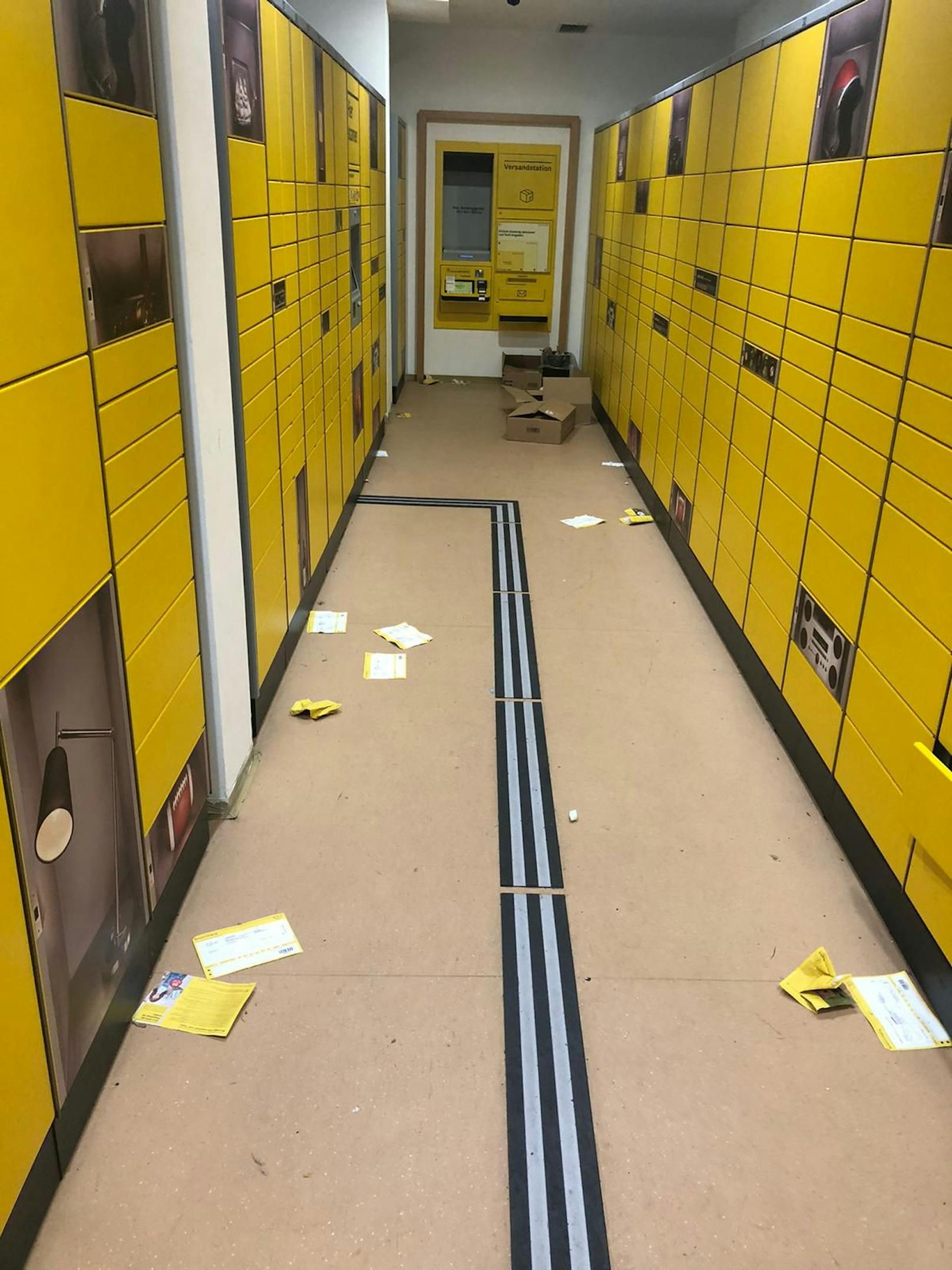 Am Boden stapeln sich gelbe Zettel.