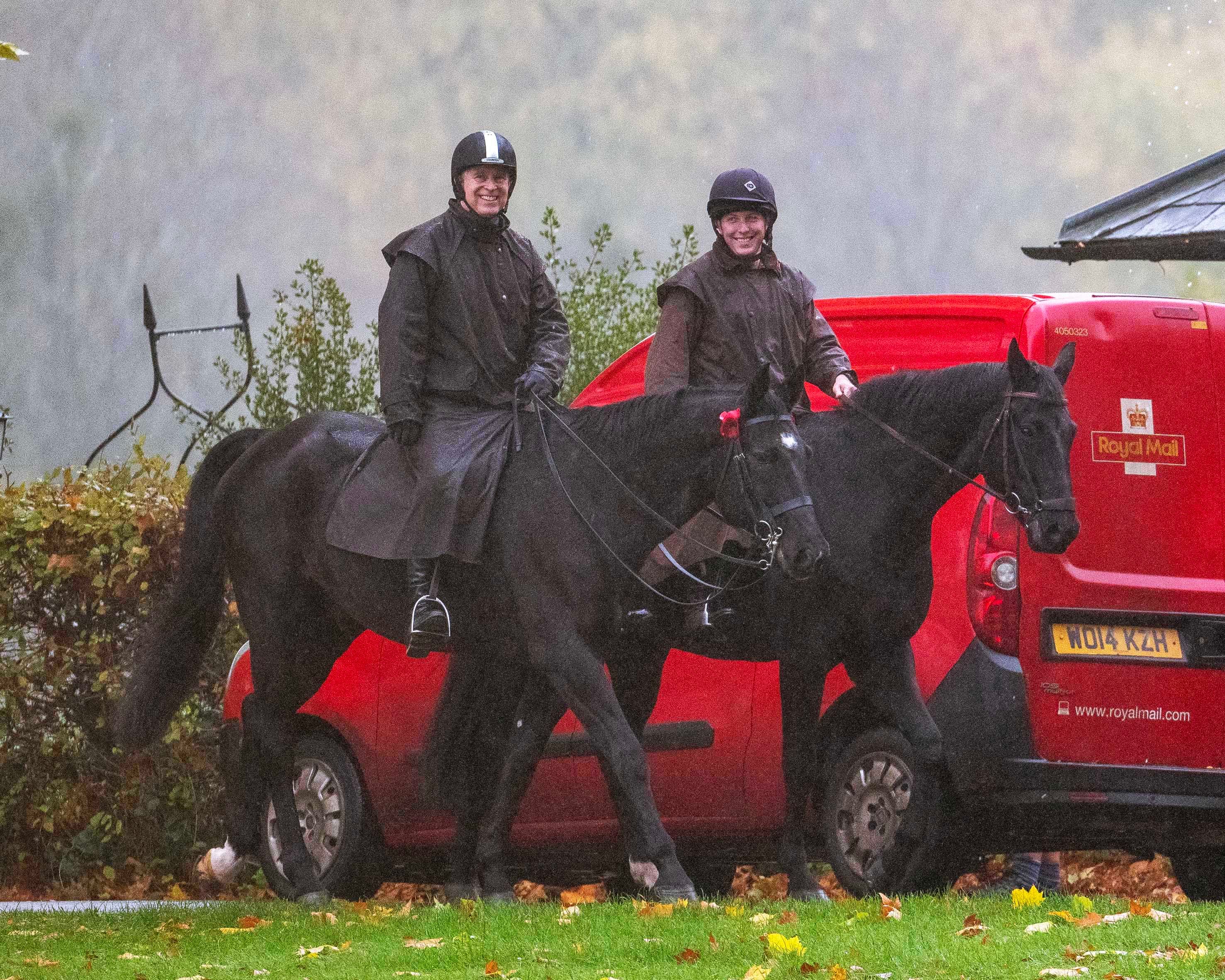 Prinz Andrew reitet über die Ländereien von Schloss Windsor.