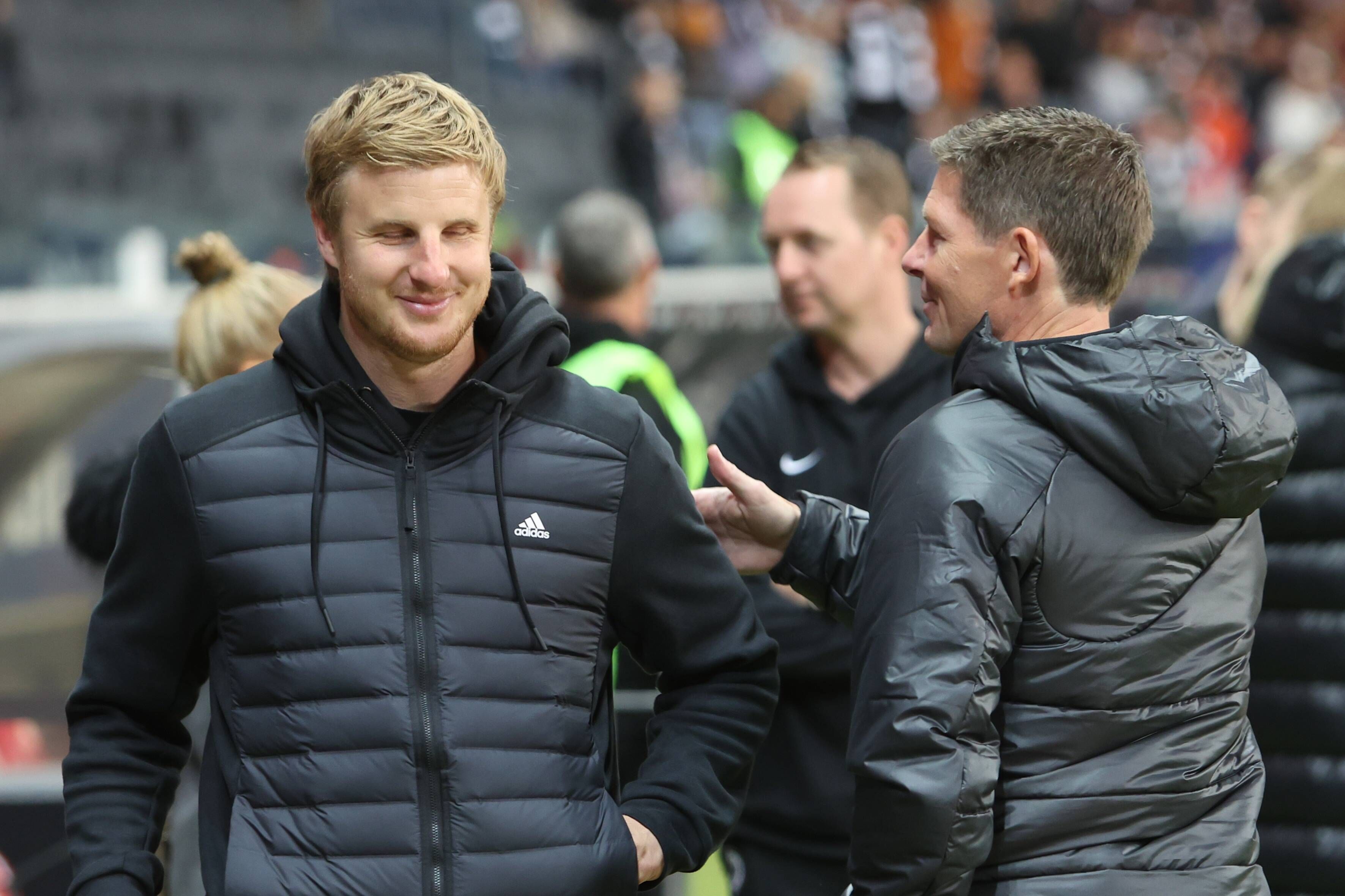 Oliver Glasner begrüßt seinen Ex-Schützling Martin Hinteregger.