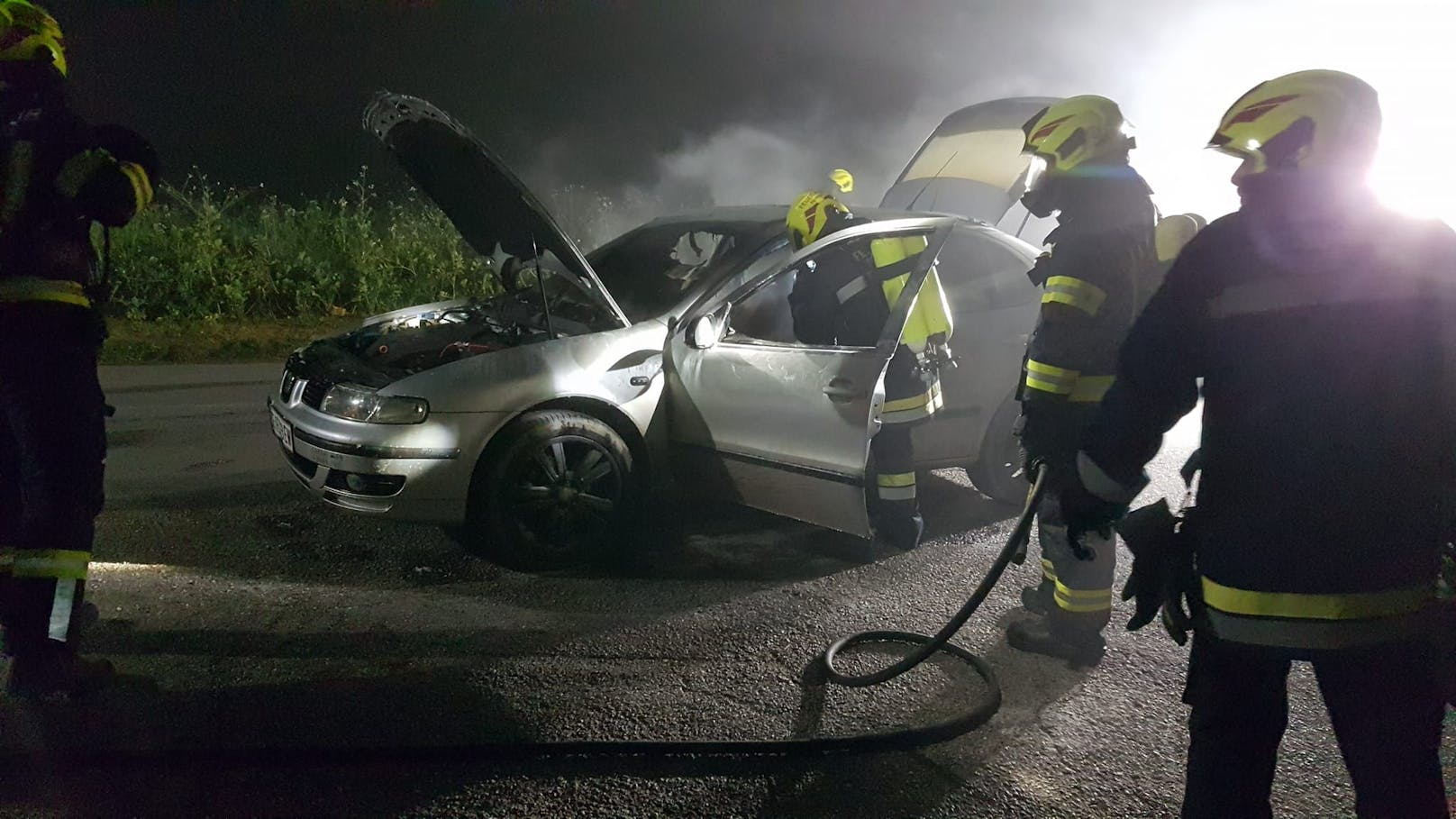 Als das Auto zu brennen begann, gerieten die Jugendlichen in Panik und liefen davon.