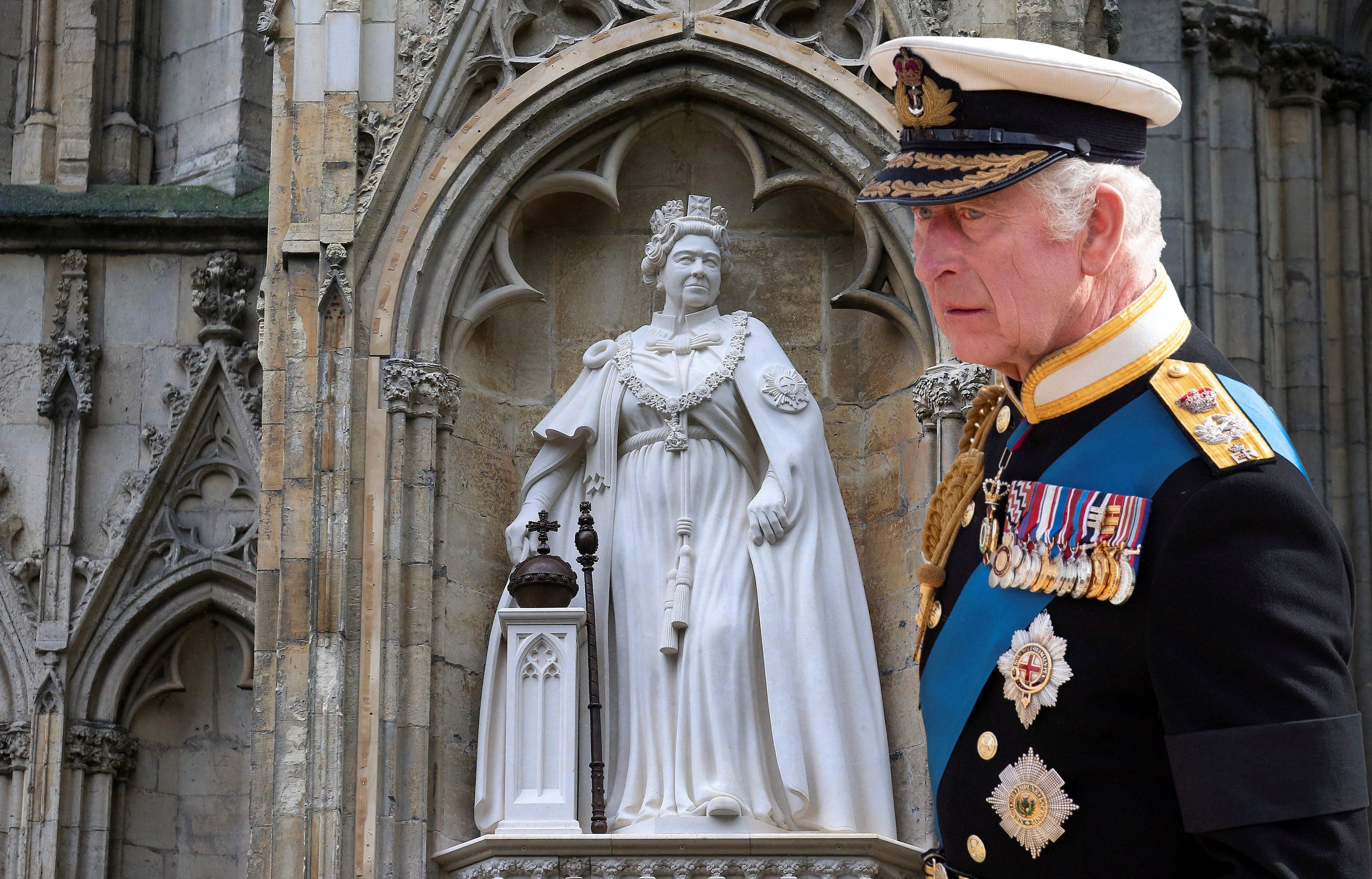 King Charles lüftet das Geheimnis um die Queen-Statue.