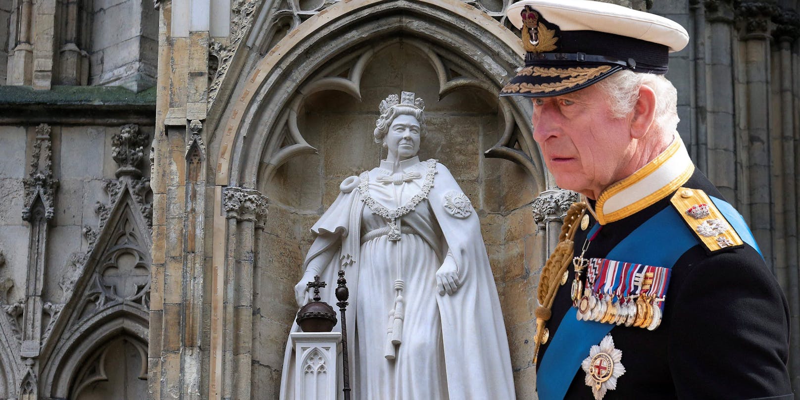 King Charles lüftet das Geheimnis um die Queen-Statue.