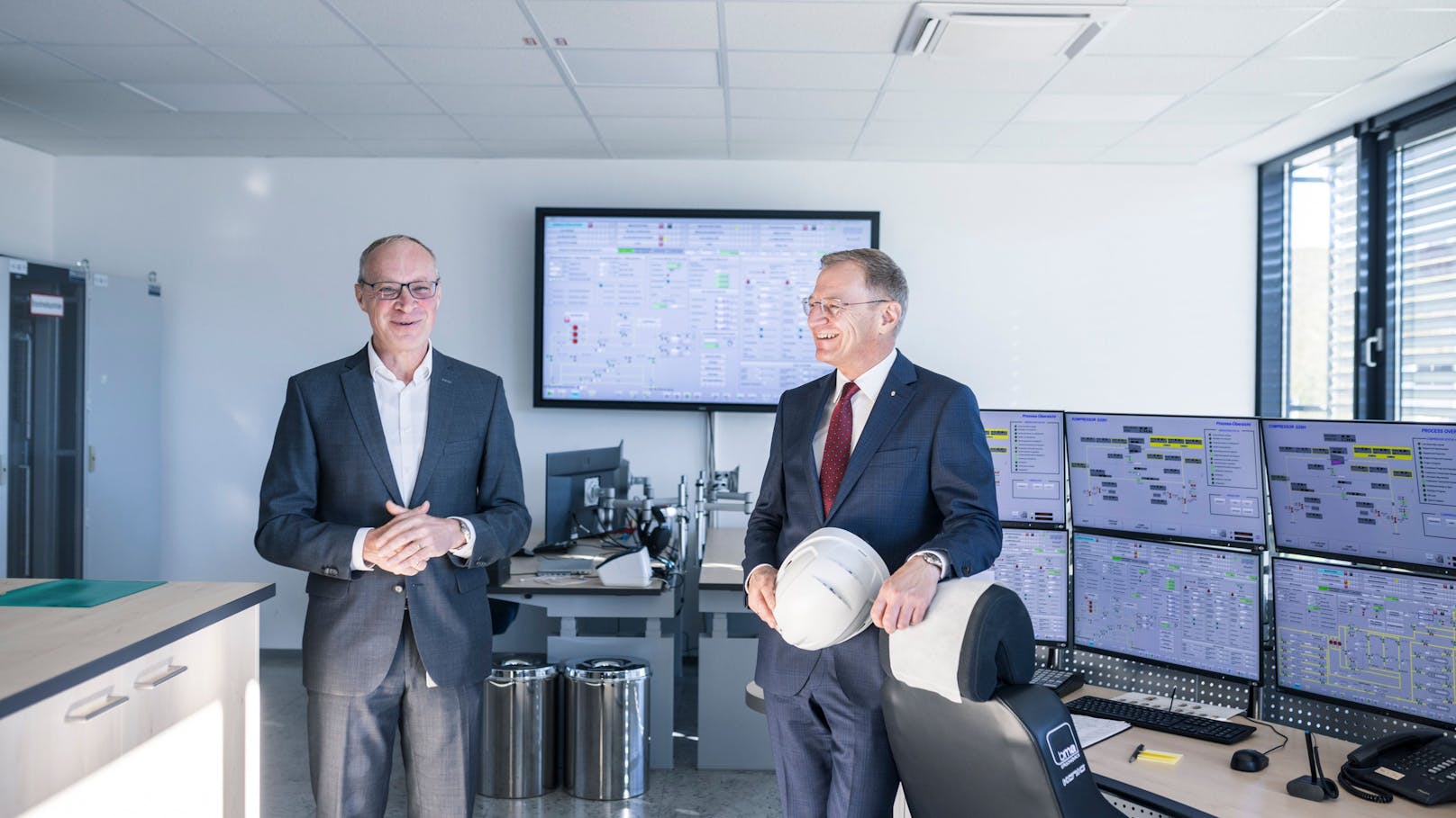LH Thomas Stelzer (re.) und Gernold Weißenböck von der Gas Connect Austria in der Schaltzentrale
