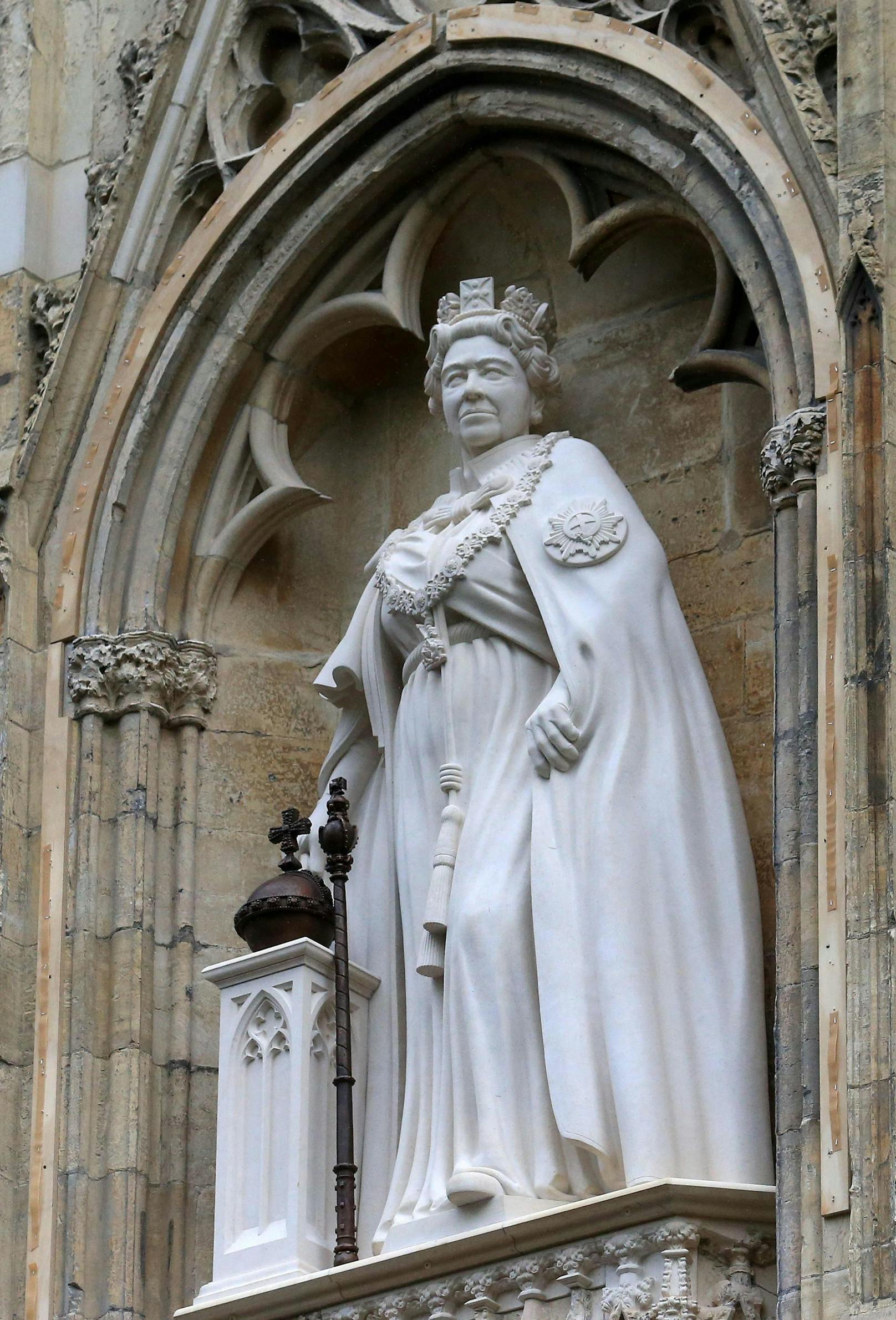 Die Statue hängt an der York Minster.