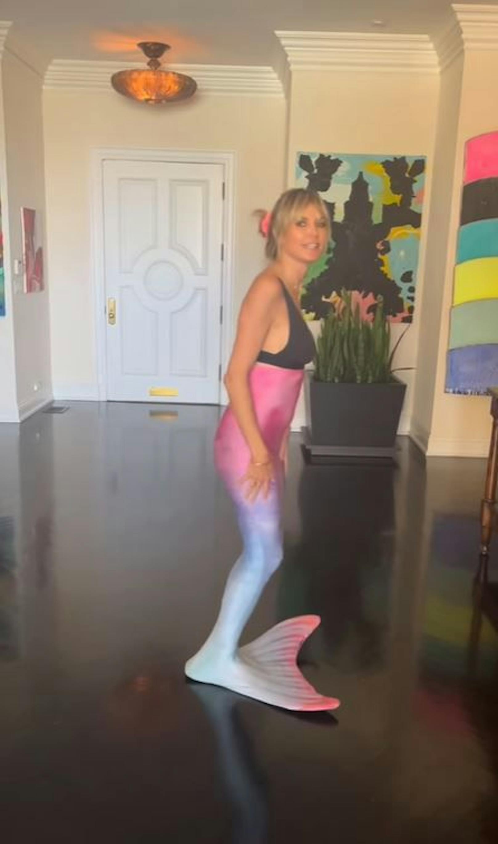 Heidi Klum zeigt, wie sie sich auf ihren Halloween-Auftritt als Wurm vorbereitete.