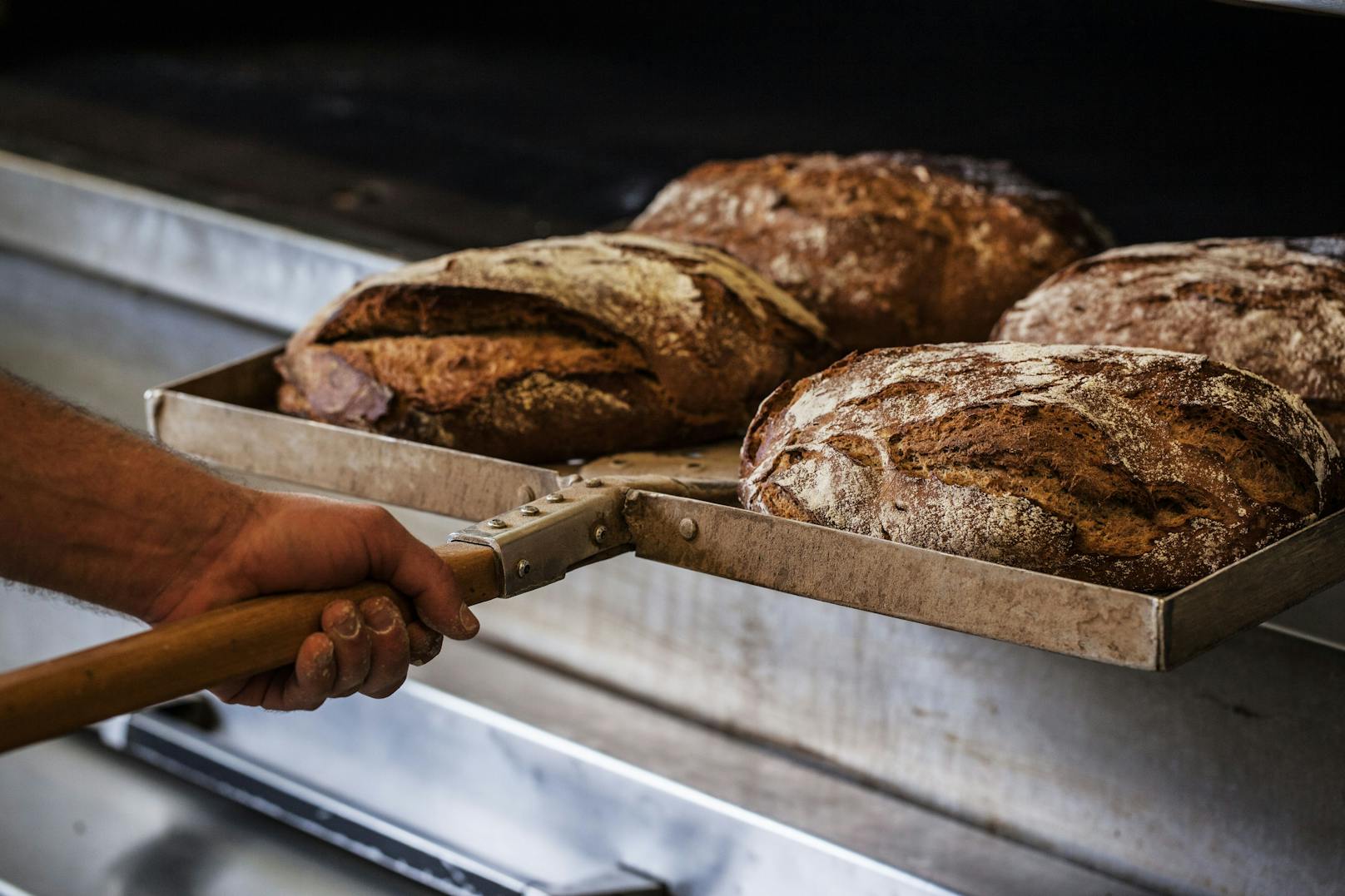 Bei der Bäckerei Hager kommt altes Brot nicht in den Müll, sondern wird bald auch am nächsten Tag noch verkauft.