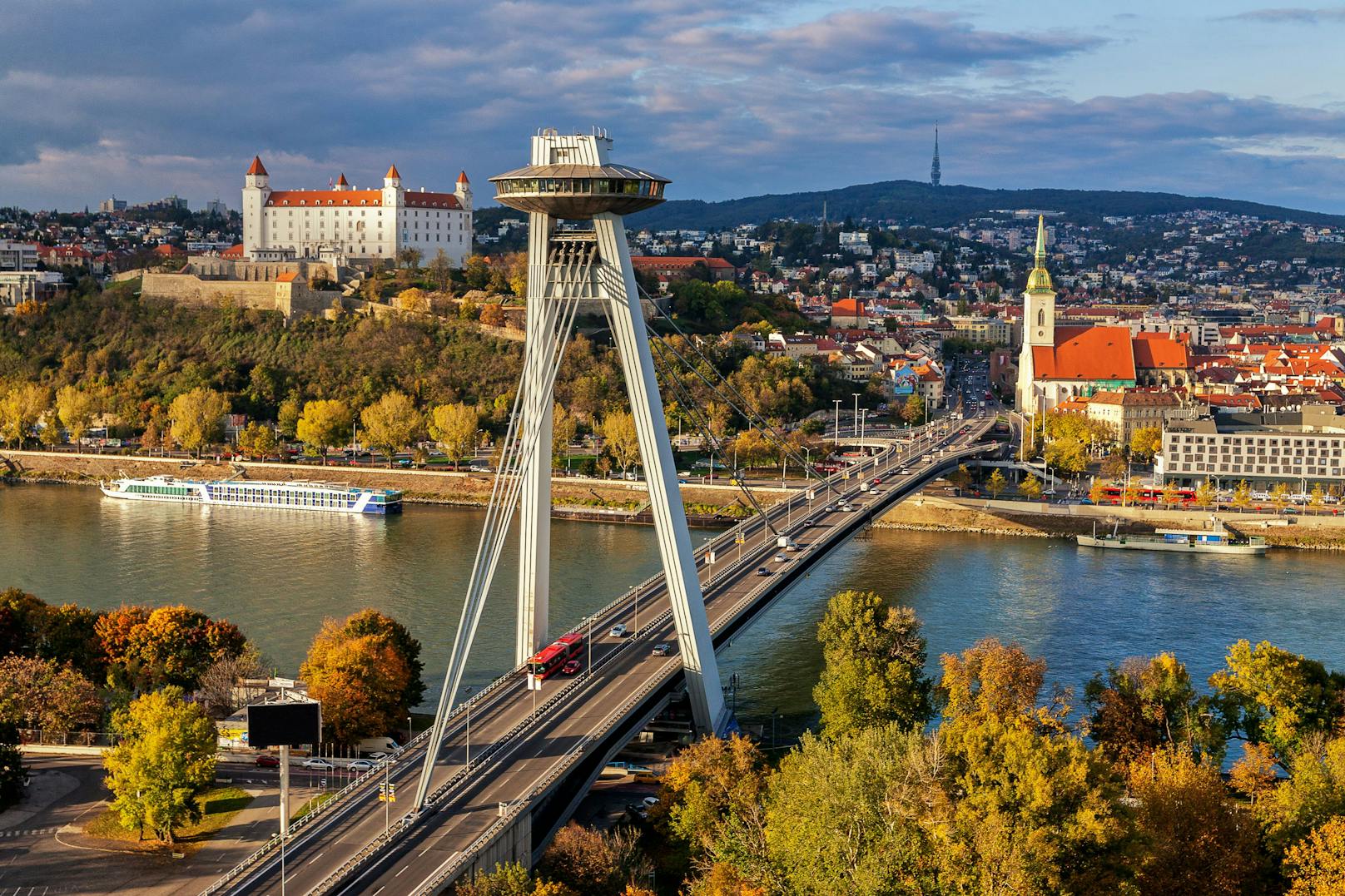 Die slowakische Hauptstadt Bratislava während der warmen Jahreszeit.