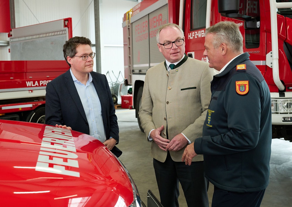 Wien-Stadtrat Jürgen Czernohorszky, NÖ Landesvize Stephan Pernkopf und nö. Feuerwehrchef Dietmar Fahrafellner