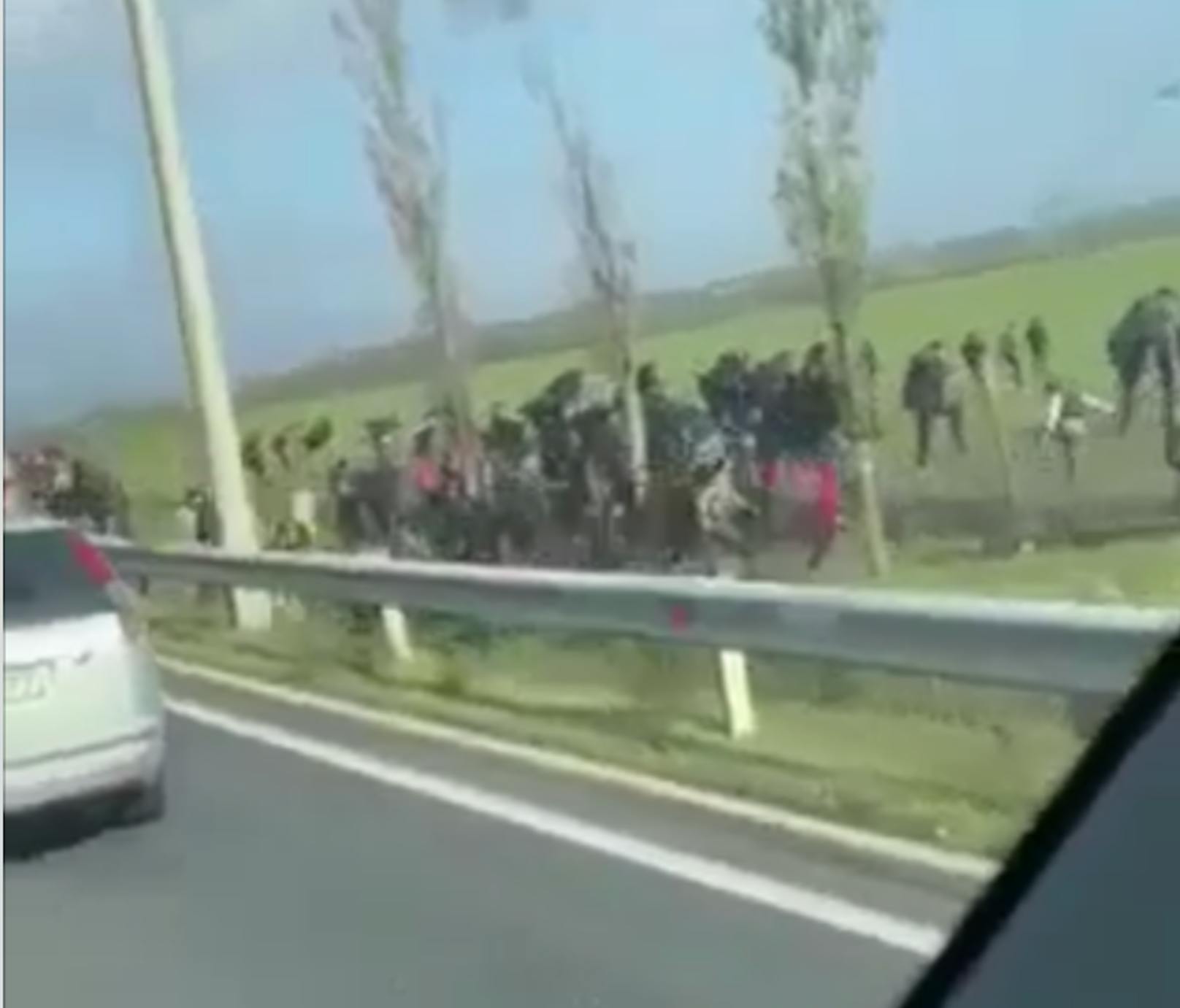 Szenen einer Schleppung im Burgenland: Flüchtlinge werden einfach an der Straße abgesetzt.