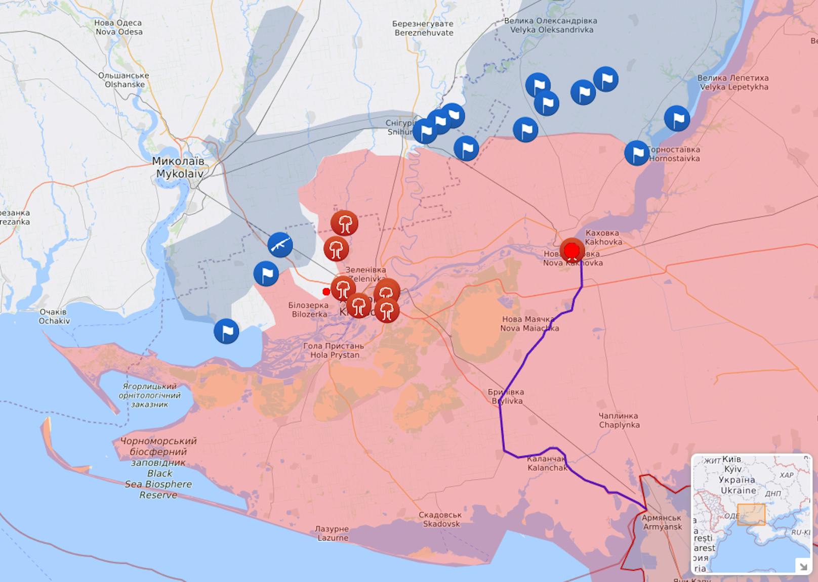 Die Region um Cherson am 10.11.2022: Befreite Orte (blaue Fahnen), gemeldete Explosionen (rotes Symbol). In Rot die besetzten Regionen, die dunkelblaue Linie ist der Nord-Krim-Kanal.
