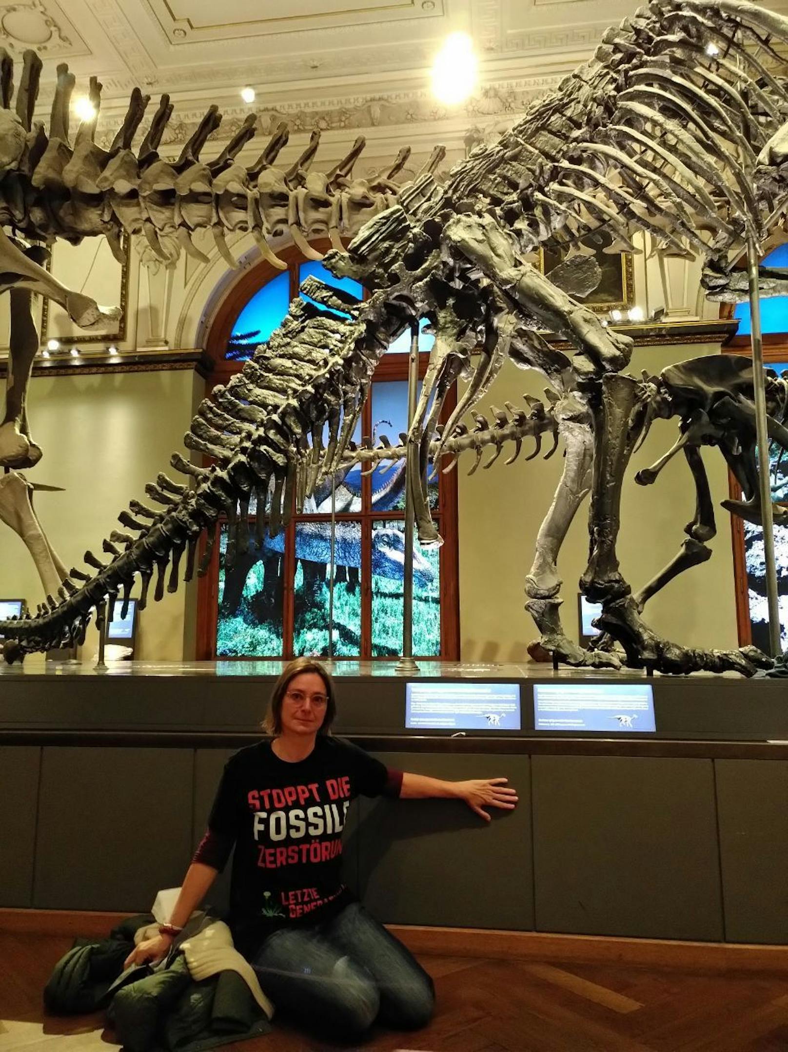 Klima-Aktivisten klebten sich an Dinosaurier-Modell in Wien an.