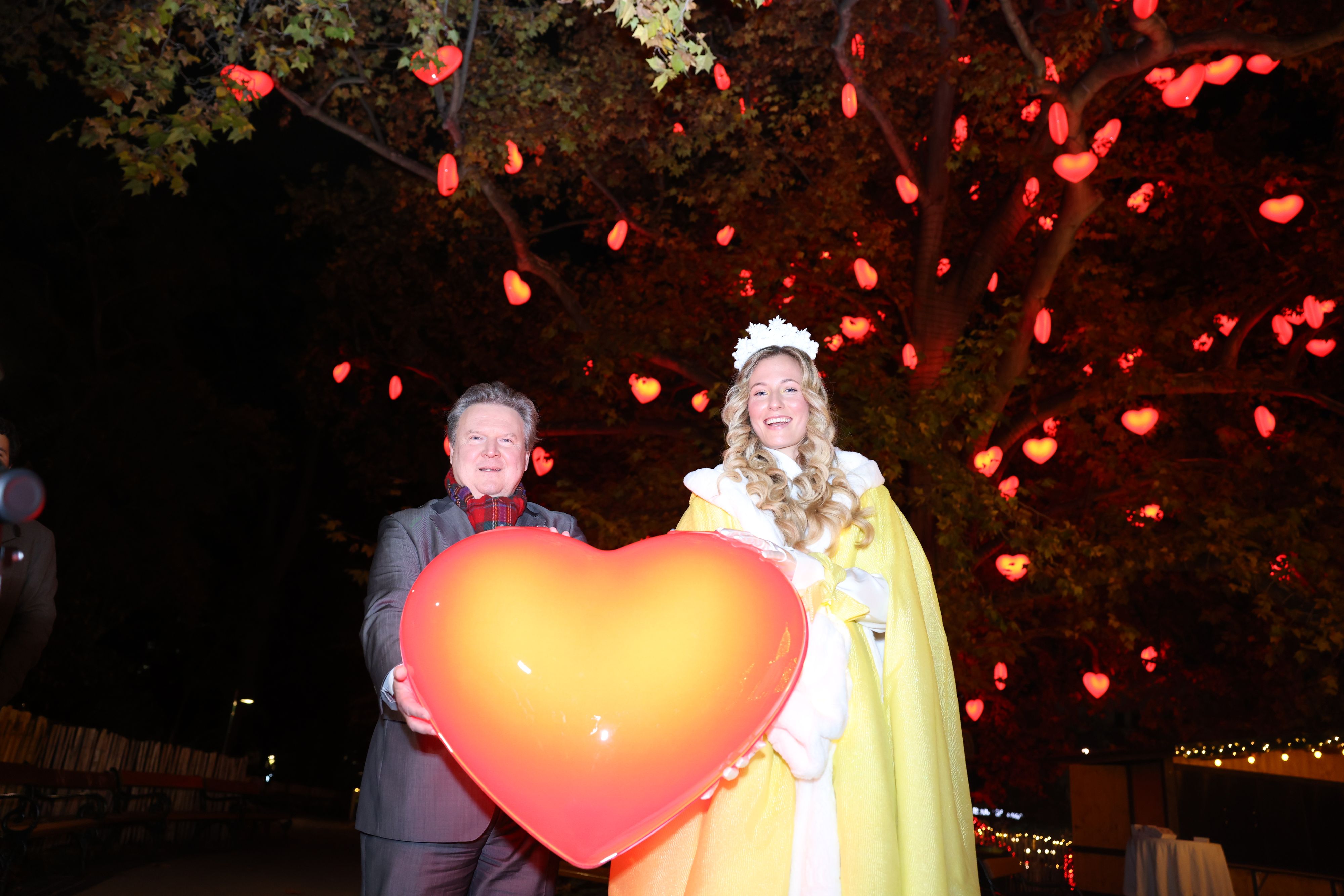 Michael Ludwig und das "Christkind" Angelina. 