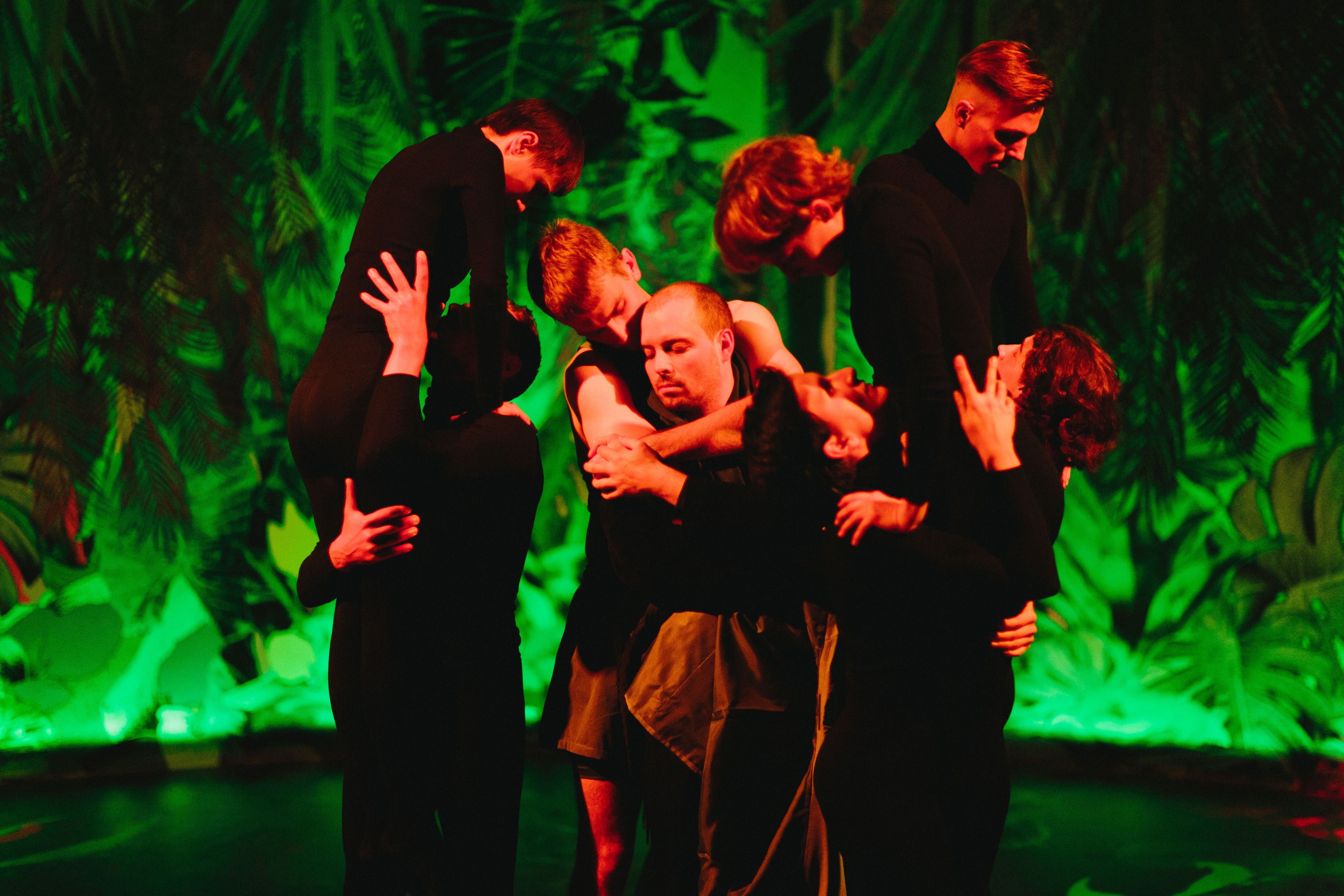 Das Stück zeigt die schwule Subkultur Berlins in den 1930er Jahren und die Zerstörung durch die Nazis.