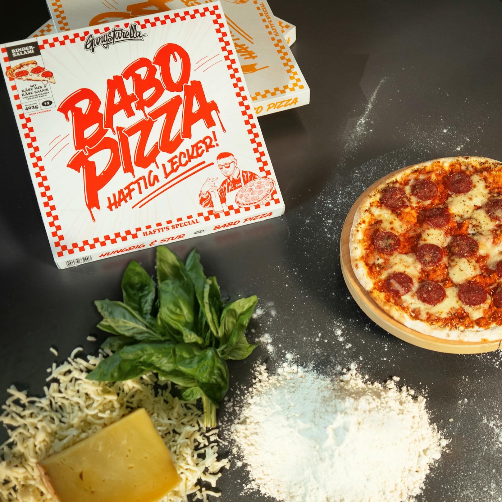 Nach Capital Bra erobert nun ein weiterer Deutsch-Rapper die kulinarische Szene. "Haftbefehl" bringt die "Babo Pizza" auf den Markt.