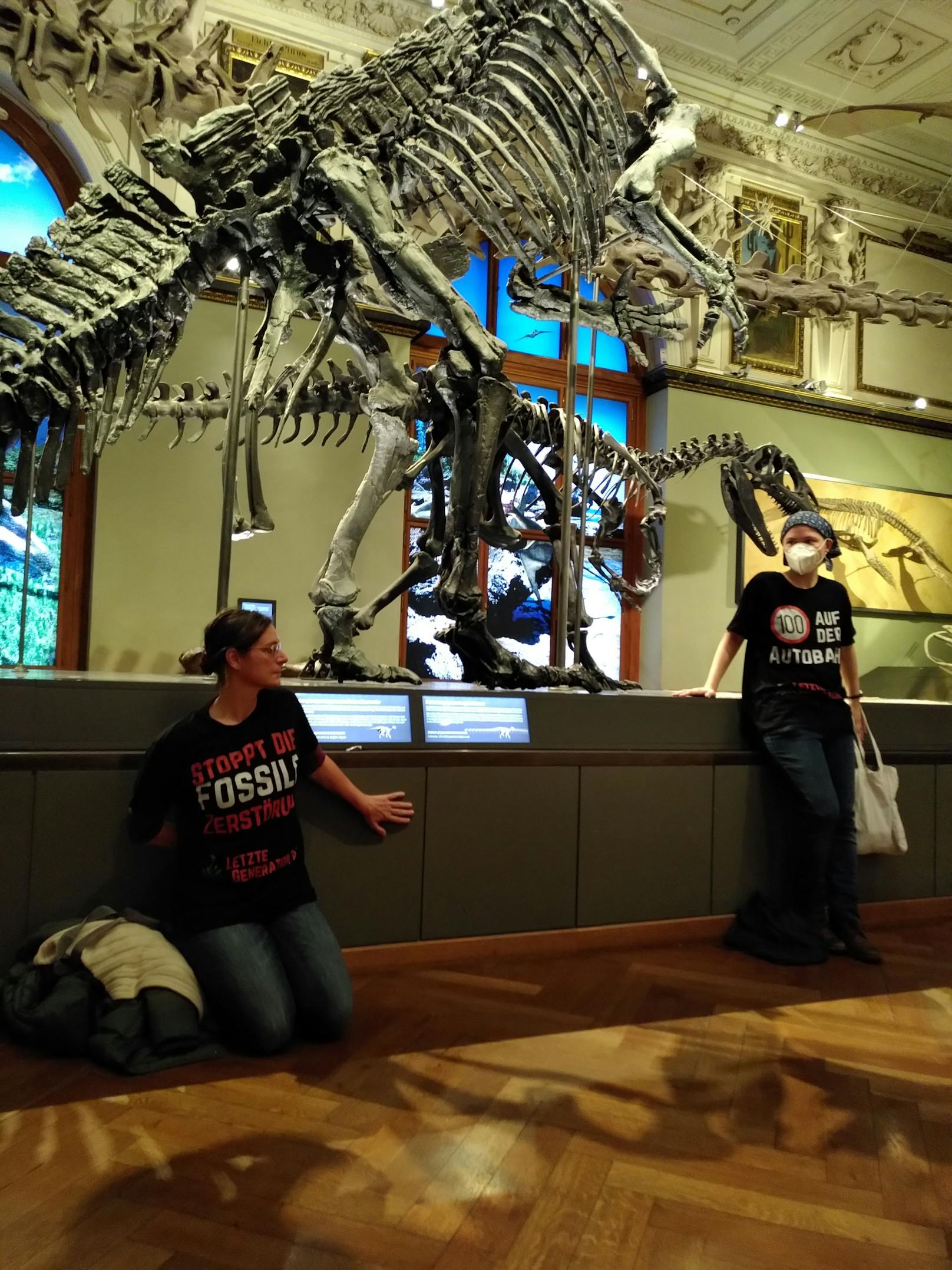 Die beiden Aktivistinnen kleben nach wie vor am Dinosaurier-Skelett im Naturhistorischen Museum in Wien.