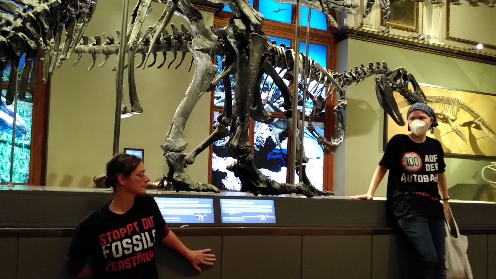 Frauen klebten an Dinosaurier-Skelett im Naturhistorischen Museum in Wien. 