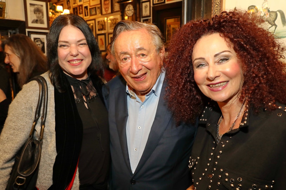 Hahn im Korb: Richard Lugner mit Begleitung Carmen Kreuzer und Ex-Frau Christina 