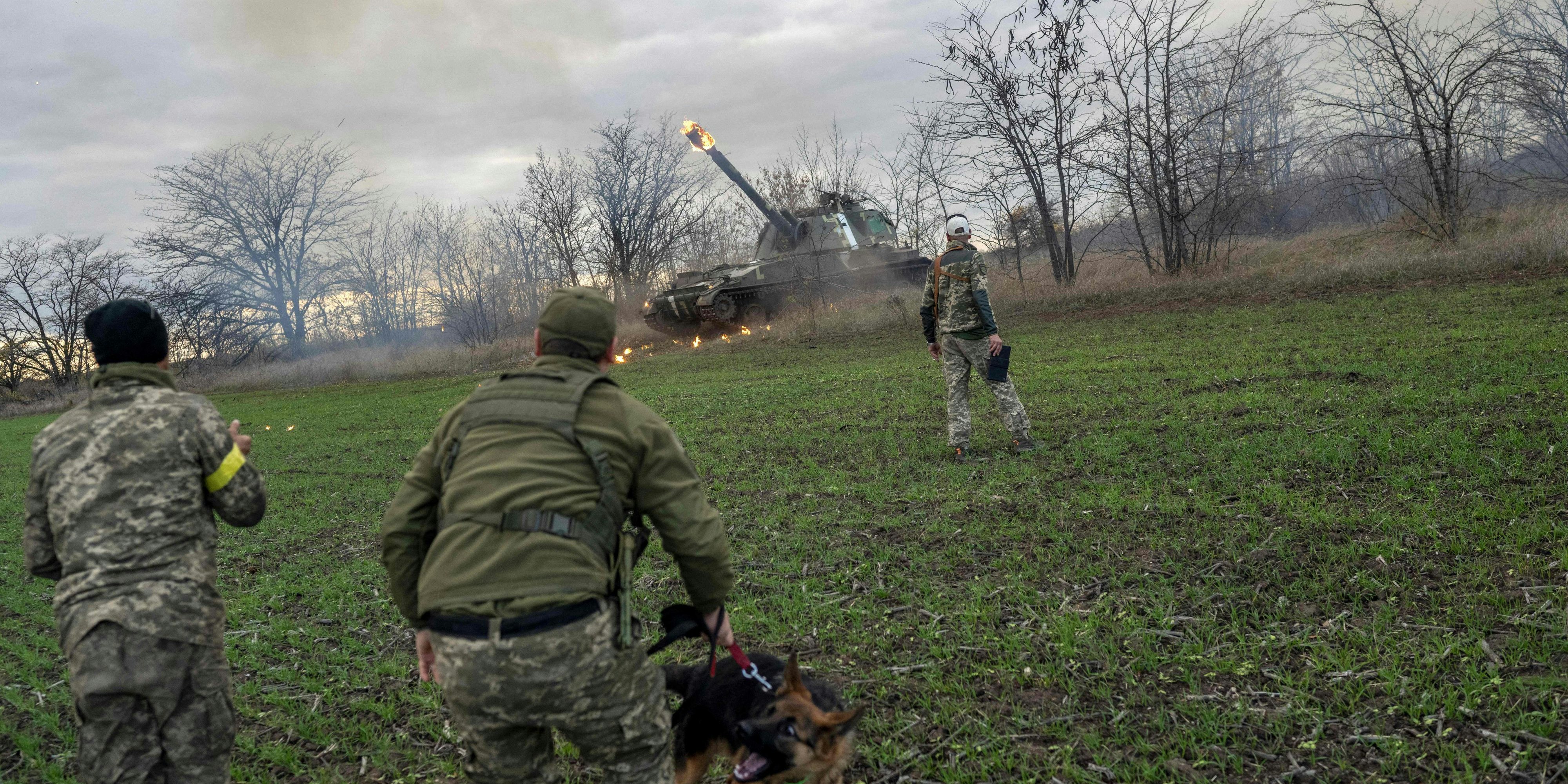 Urkainische Artillerie-Mitglieder feuern auf russische Stellungen bei Cherson (Archivfoto)