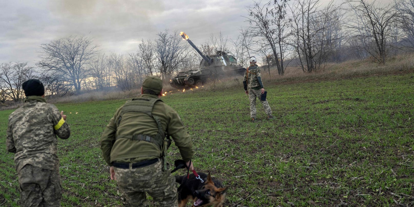 Urkainische Artillerie-Mitglieder feuern auf russische Stellungen bei Cherson (Archivfoto)