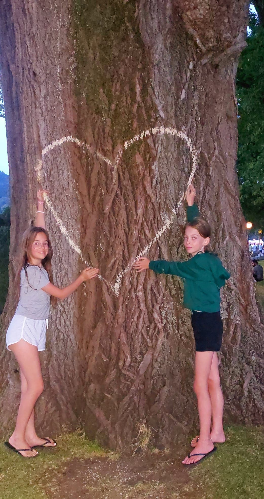 Nach einer Not-OP genießt Chiara (re.) ihr neues Leben an der Seite von Zwillingsschwester Lia (li.).