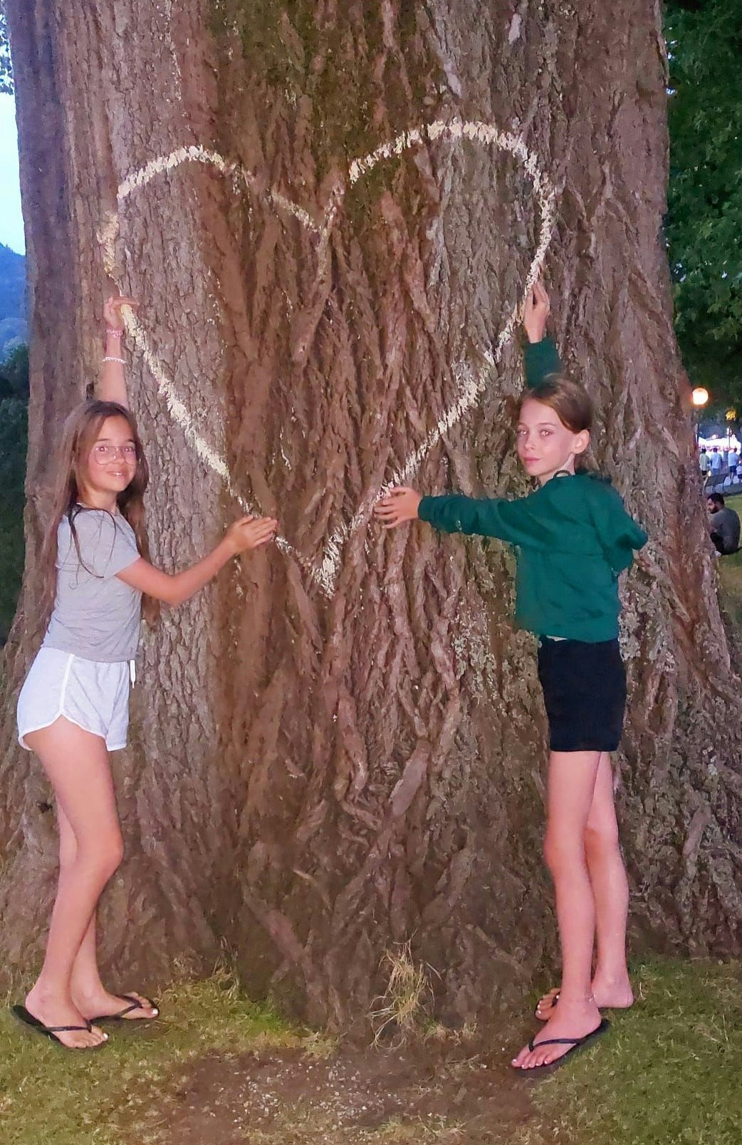 Nach einer Not-OP genießt Chiara (re.) ihr neues Leben an der Seite von Zwillingsschwester Lia (li.).