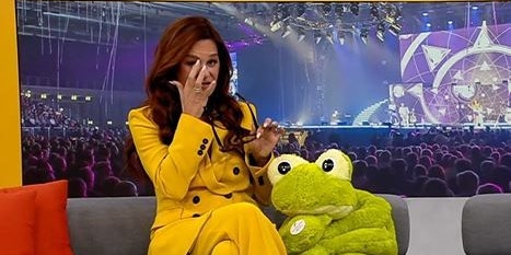 Andrea Berg wischt sich eine Träne ab.