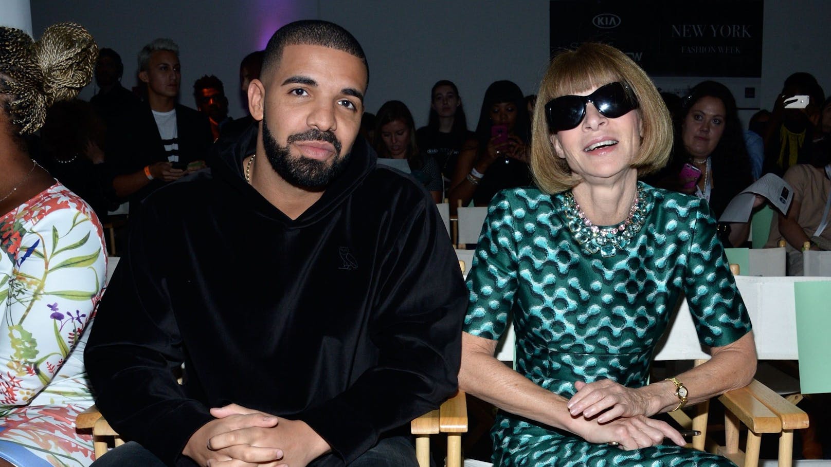 Die "Vogue" verklagt Drake: Bei dieser Fashion Show vor ein paar Jahren war "Vogue"-Chefin Anna Wintour noch gut auf Drake zu sprechen.